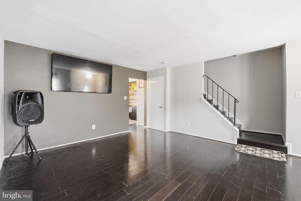 8514 CHARNWOOD COURT
