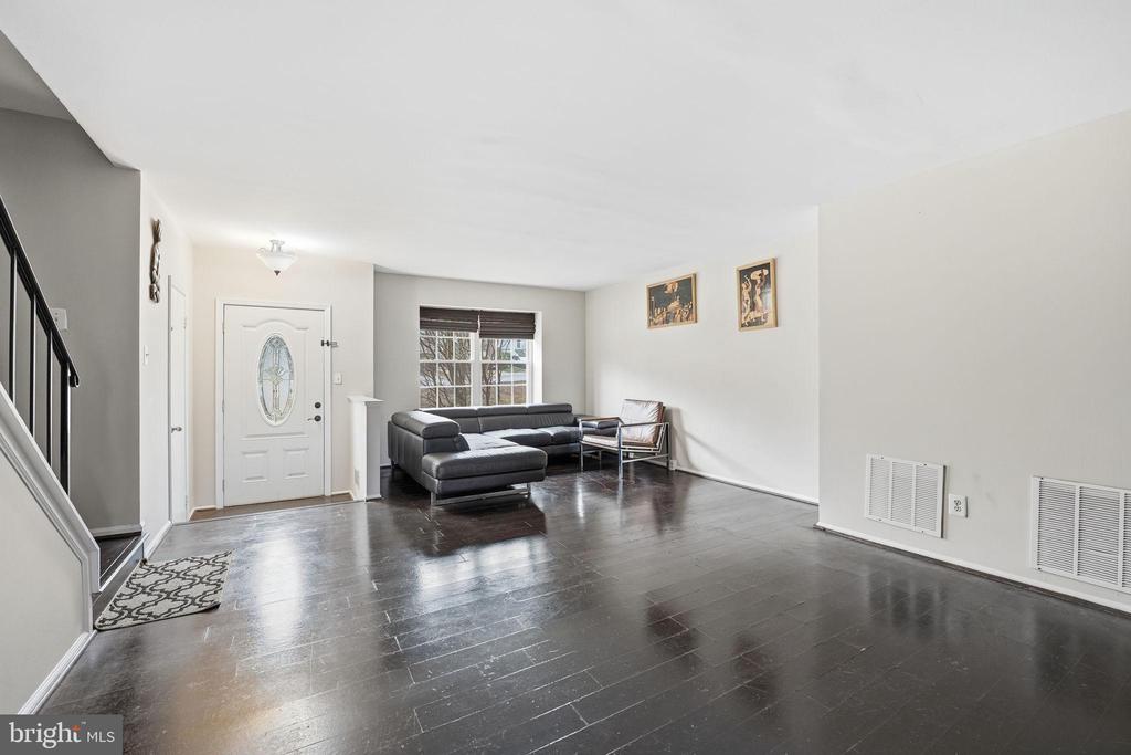 8514 CHARNWOOD COURT