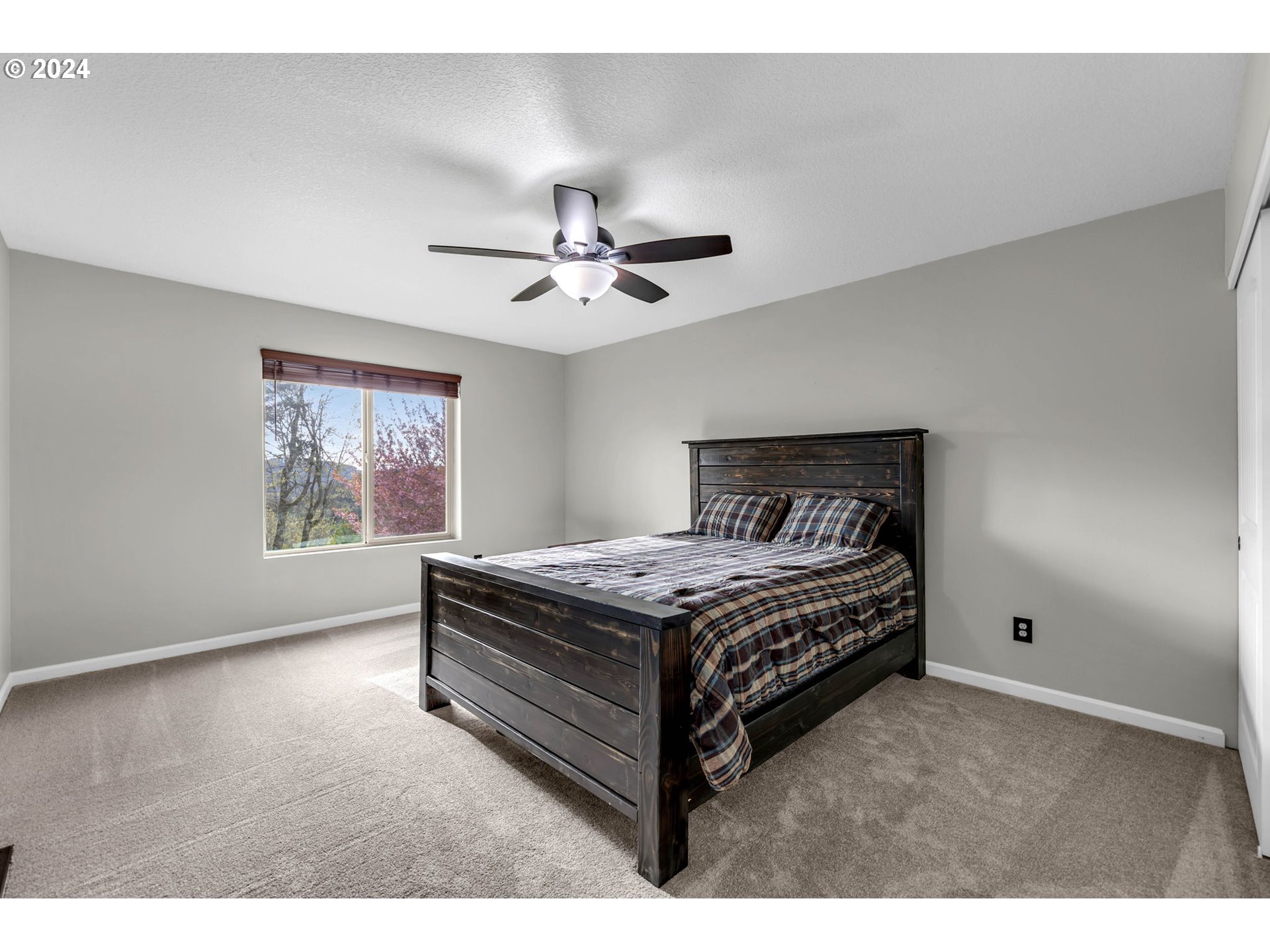 182 LOOKOUT DR