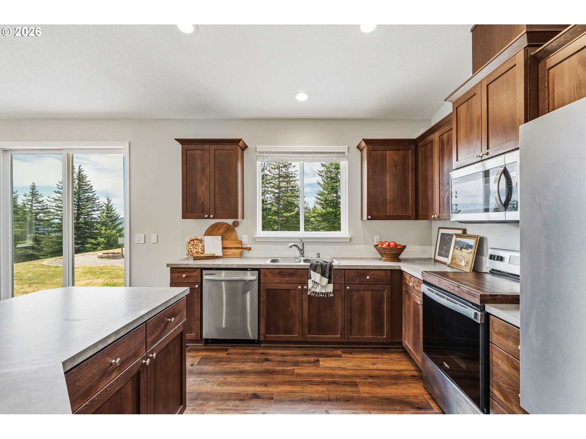 321 HELENS LN