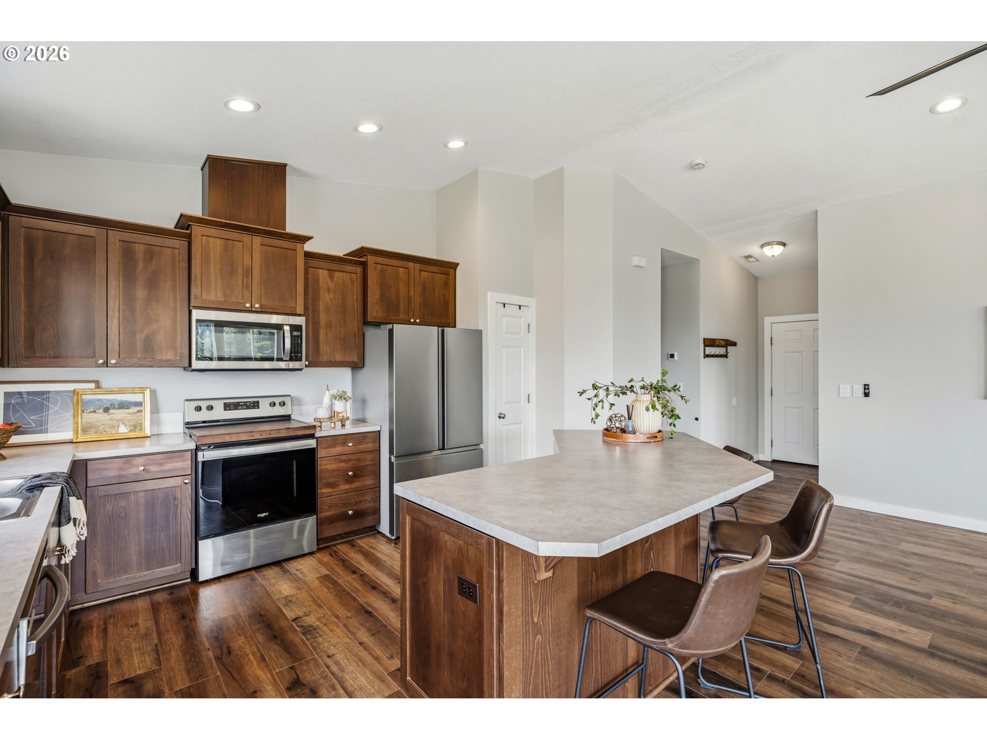 321 HELENS LN