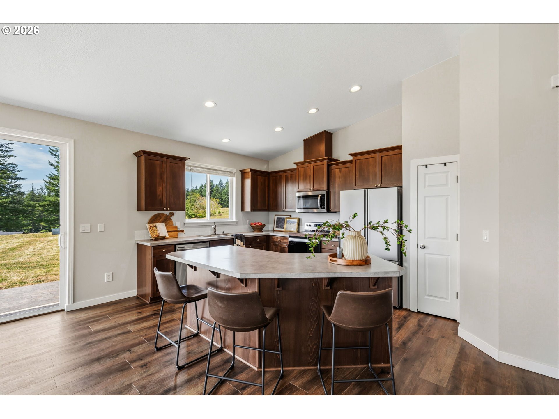 321 HELENS LN