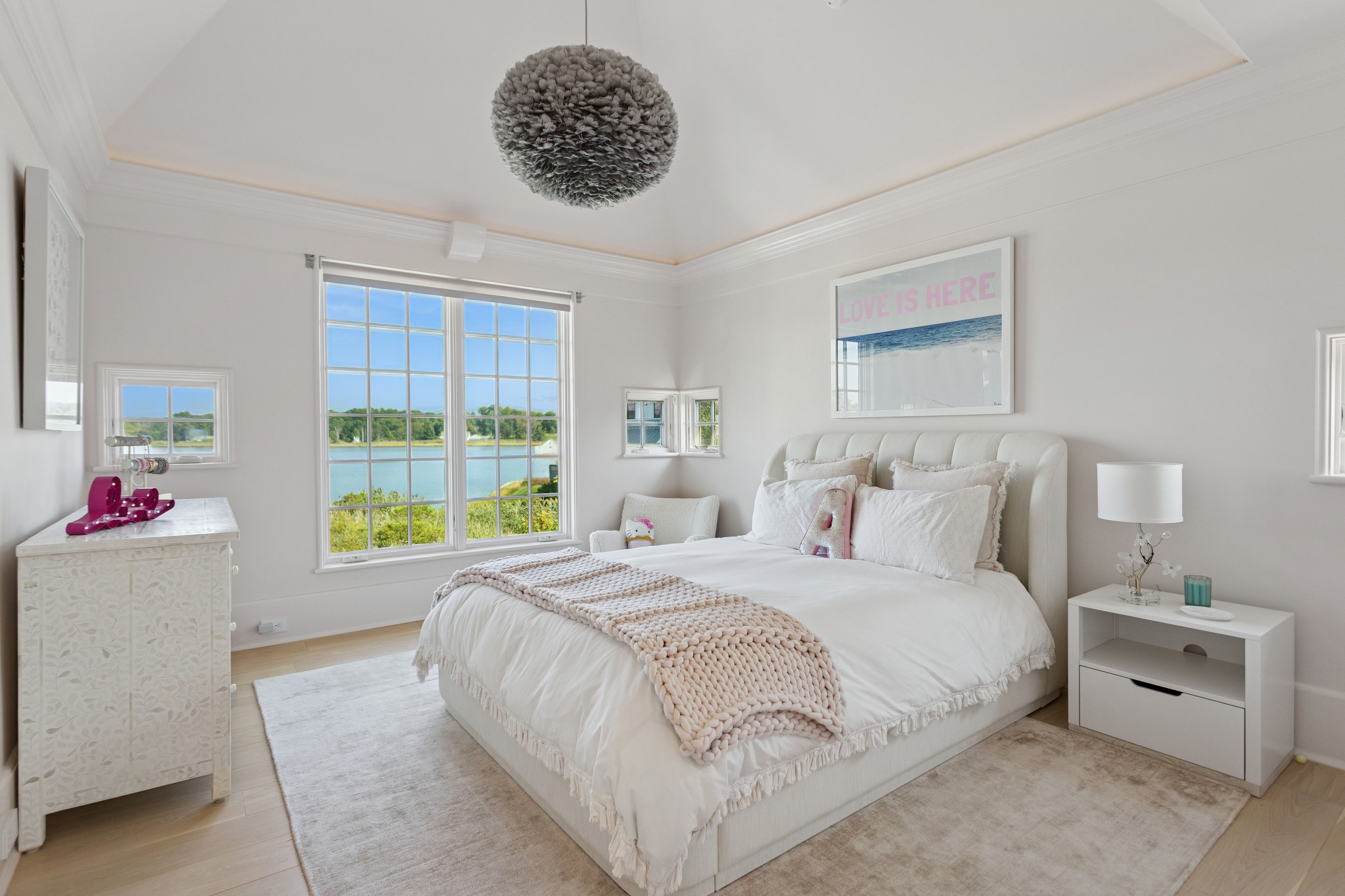 32 Edgewater Hillside