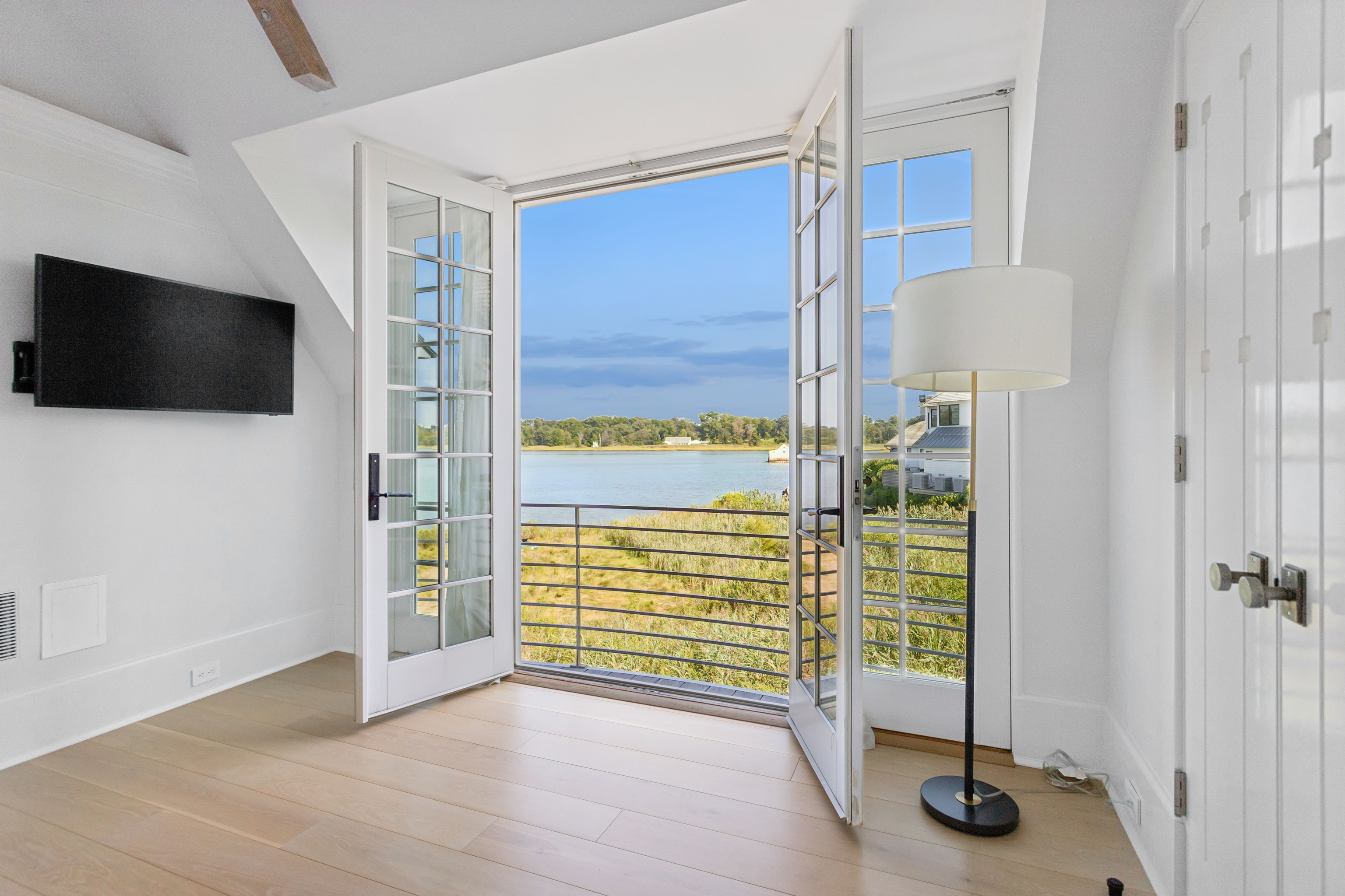 32 Edgewater Hillside