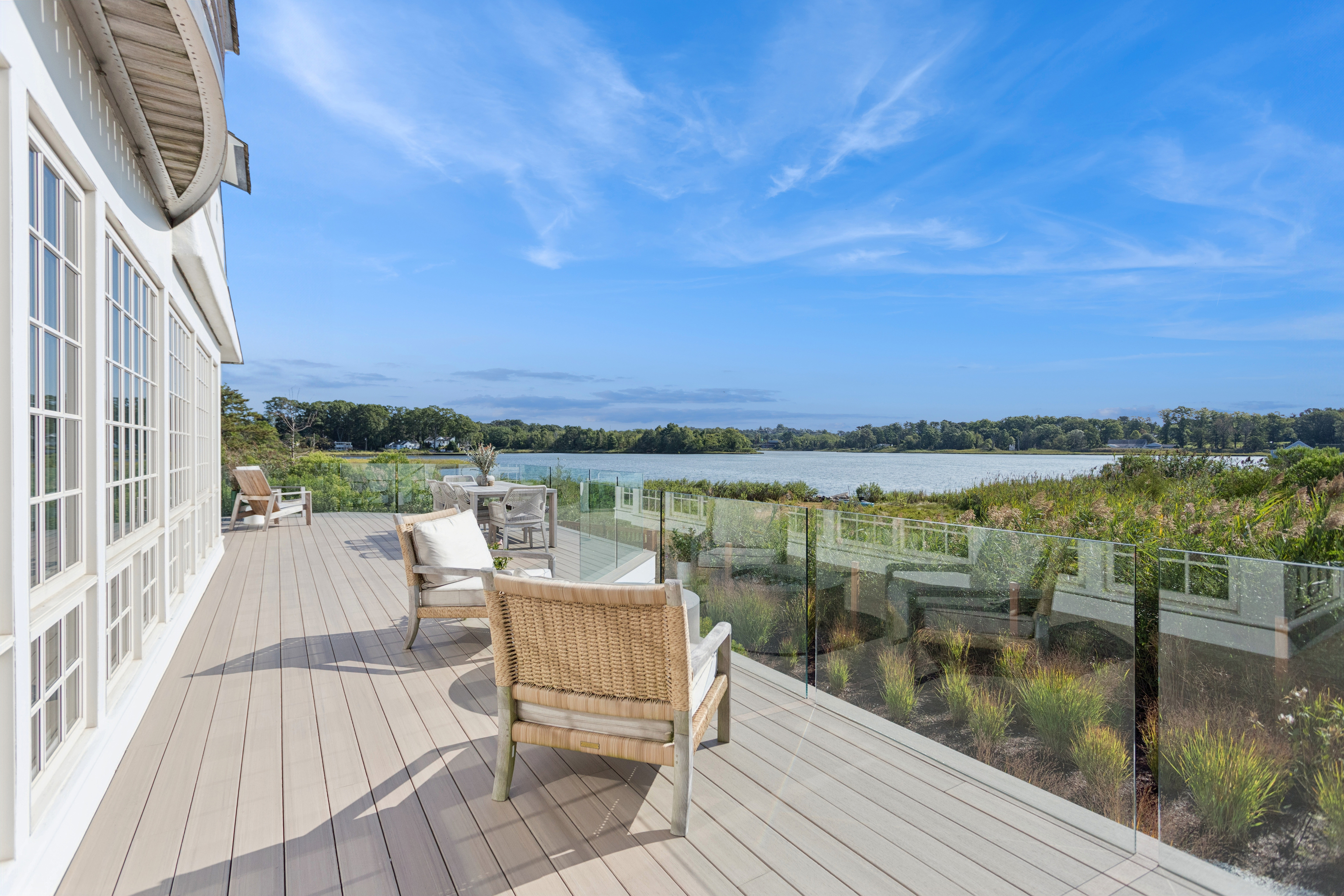 32 Edgewater Hillside