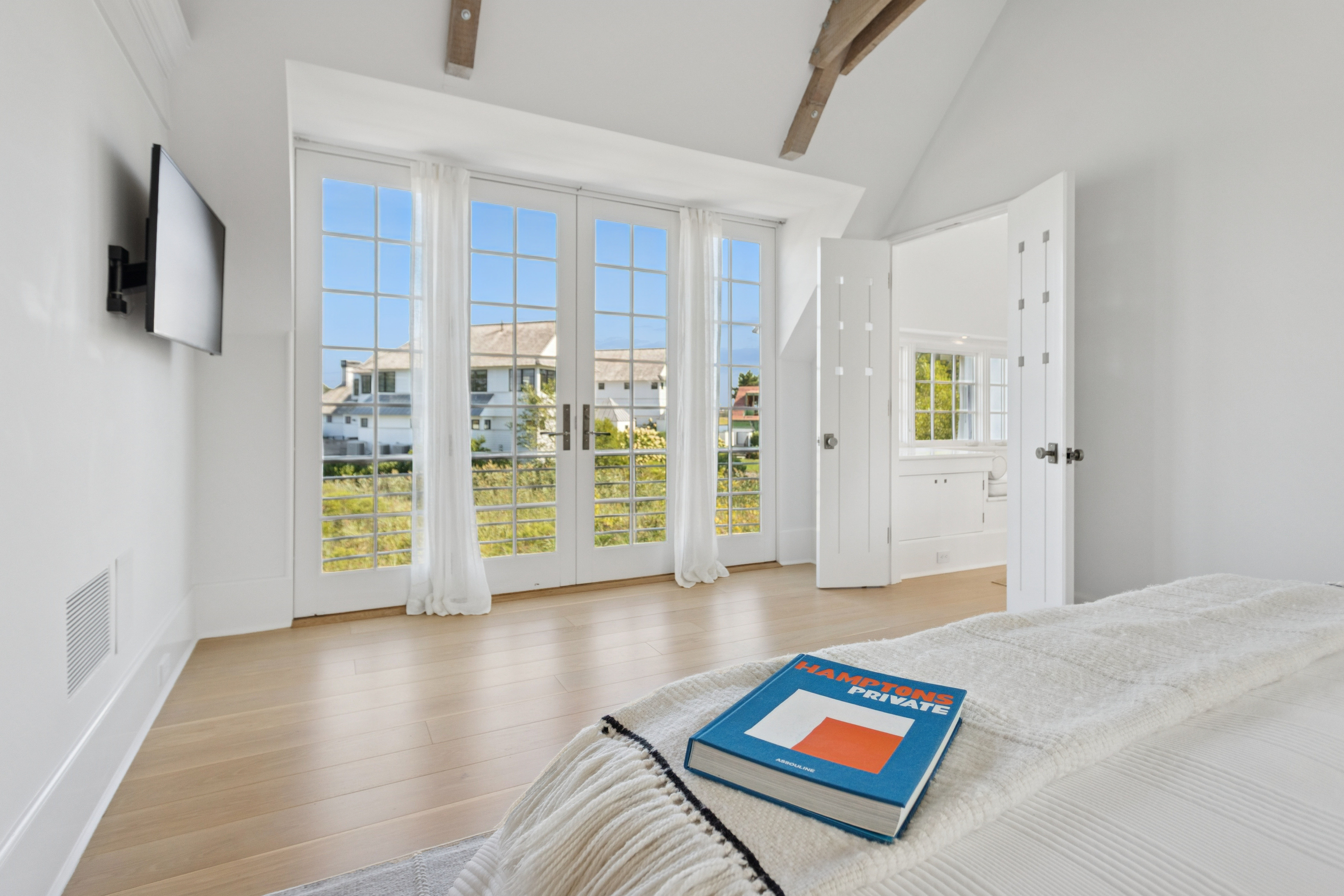 32 Edgewater Hillside