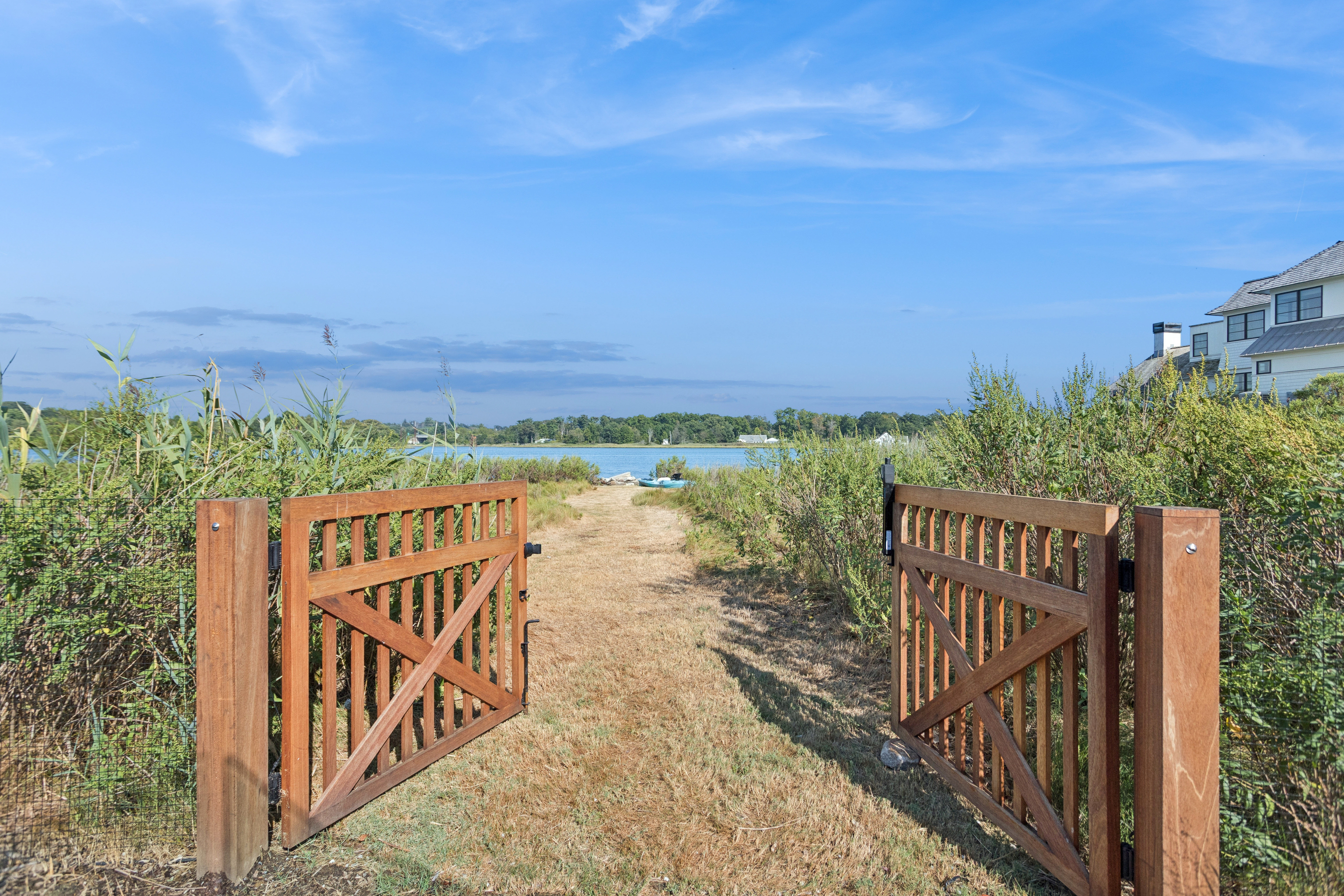 32 Edgewater Hillside