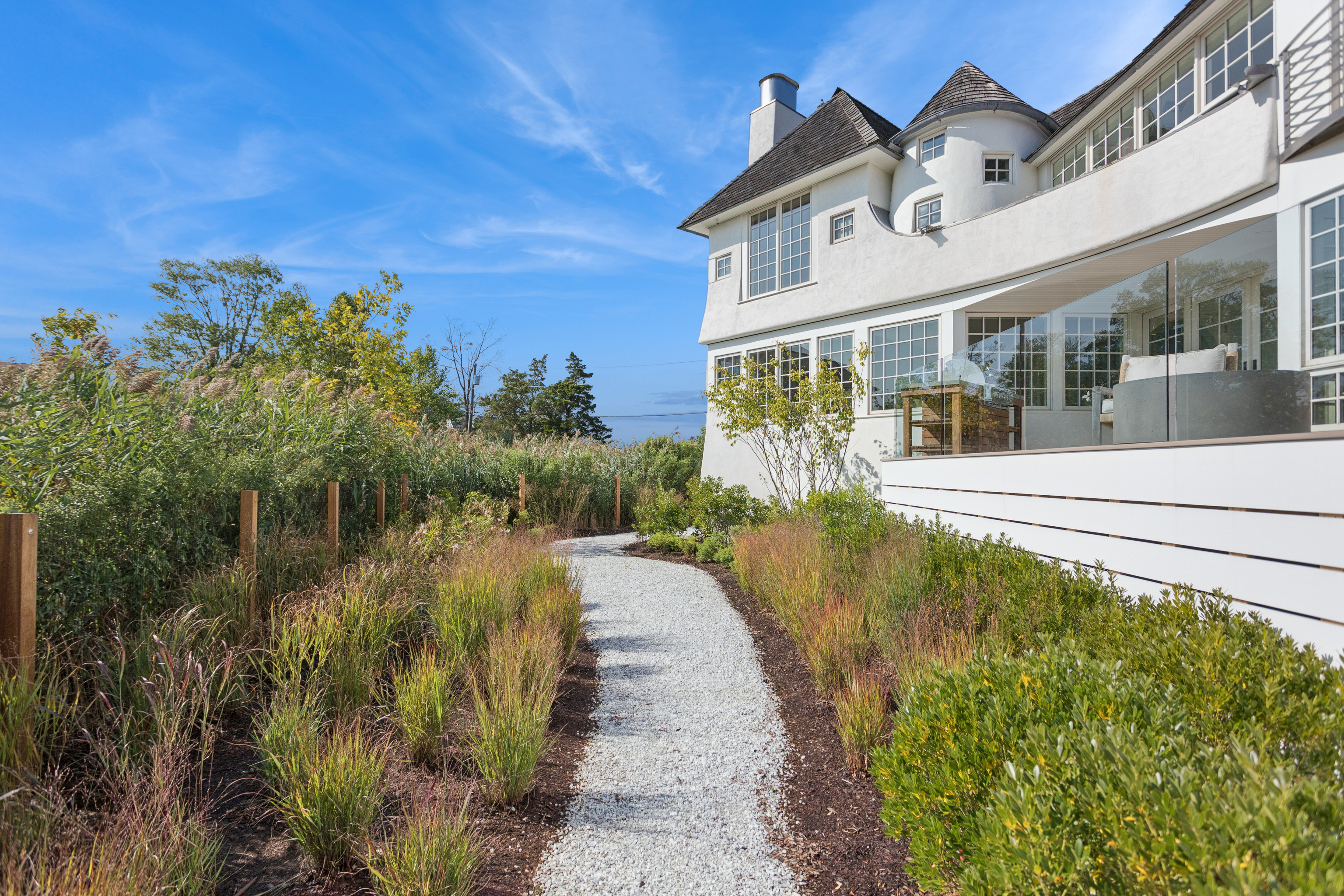 32 Edgewater Hillside