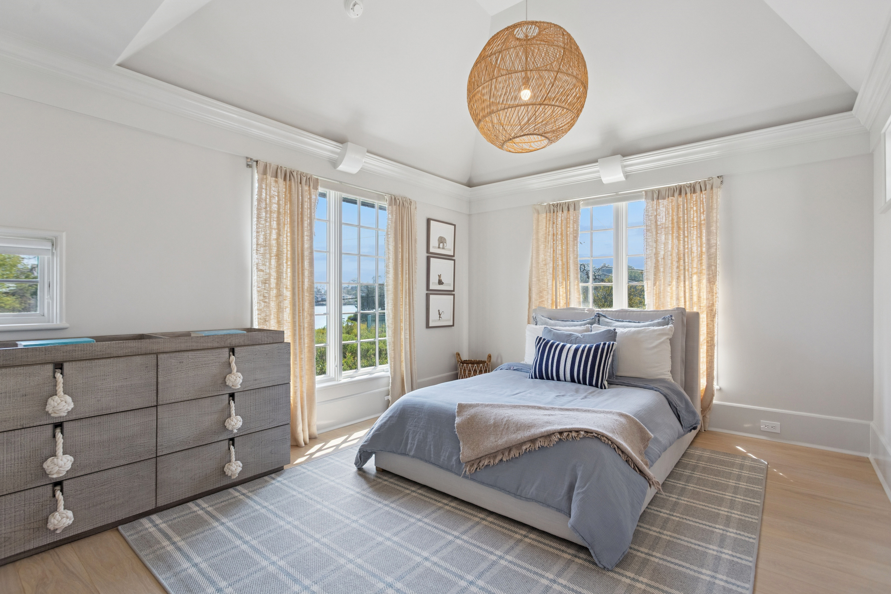 32 Edgewater Hillside