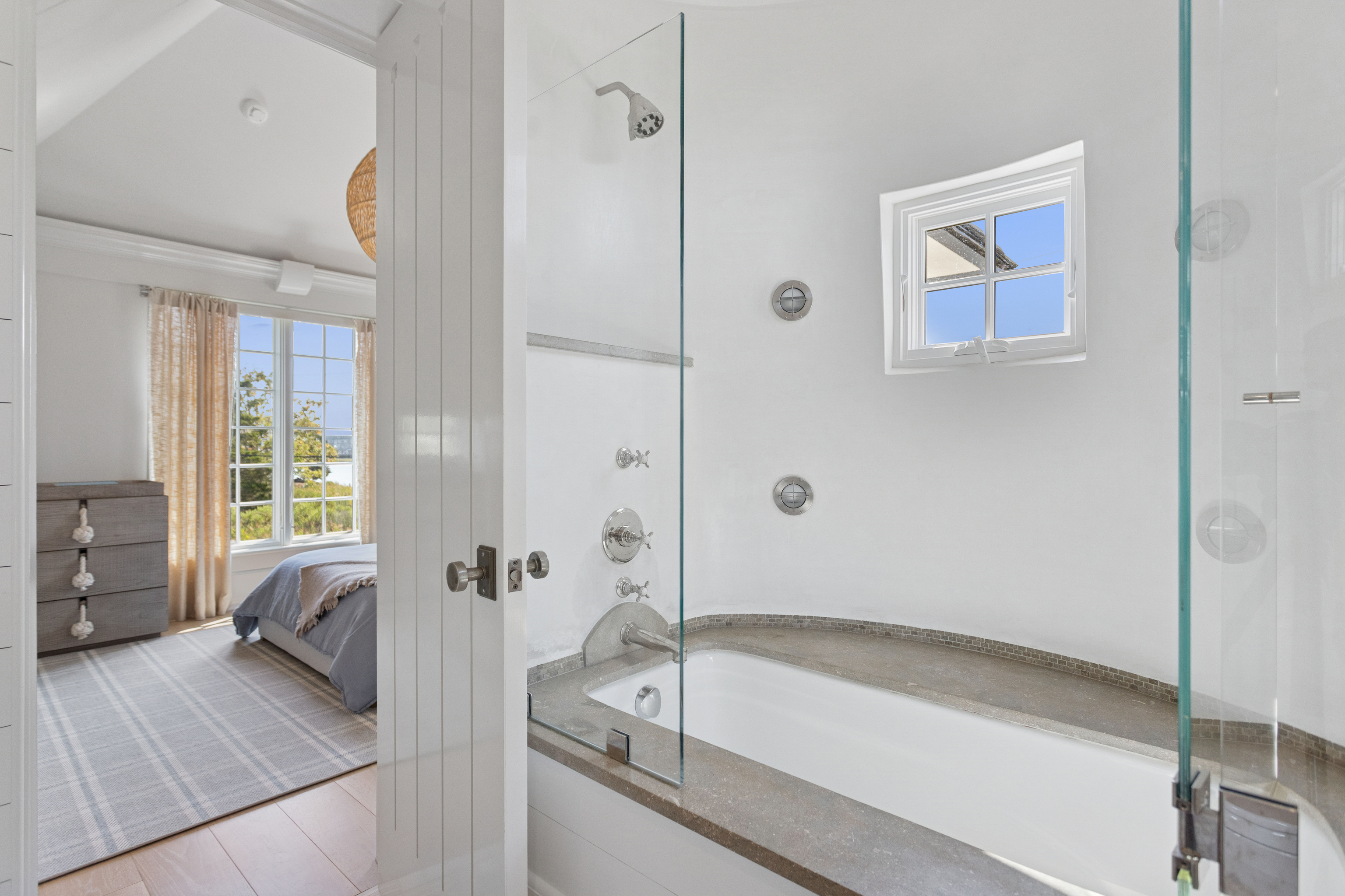 32 Edgewater Hillside