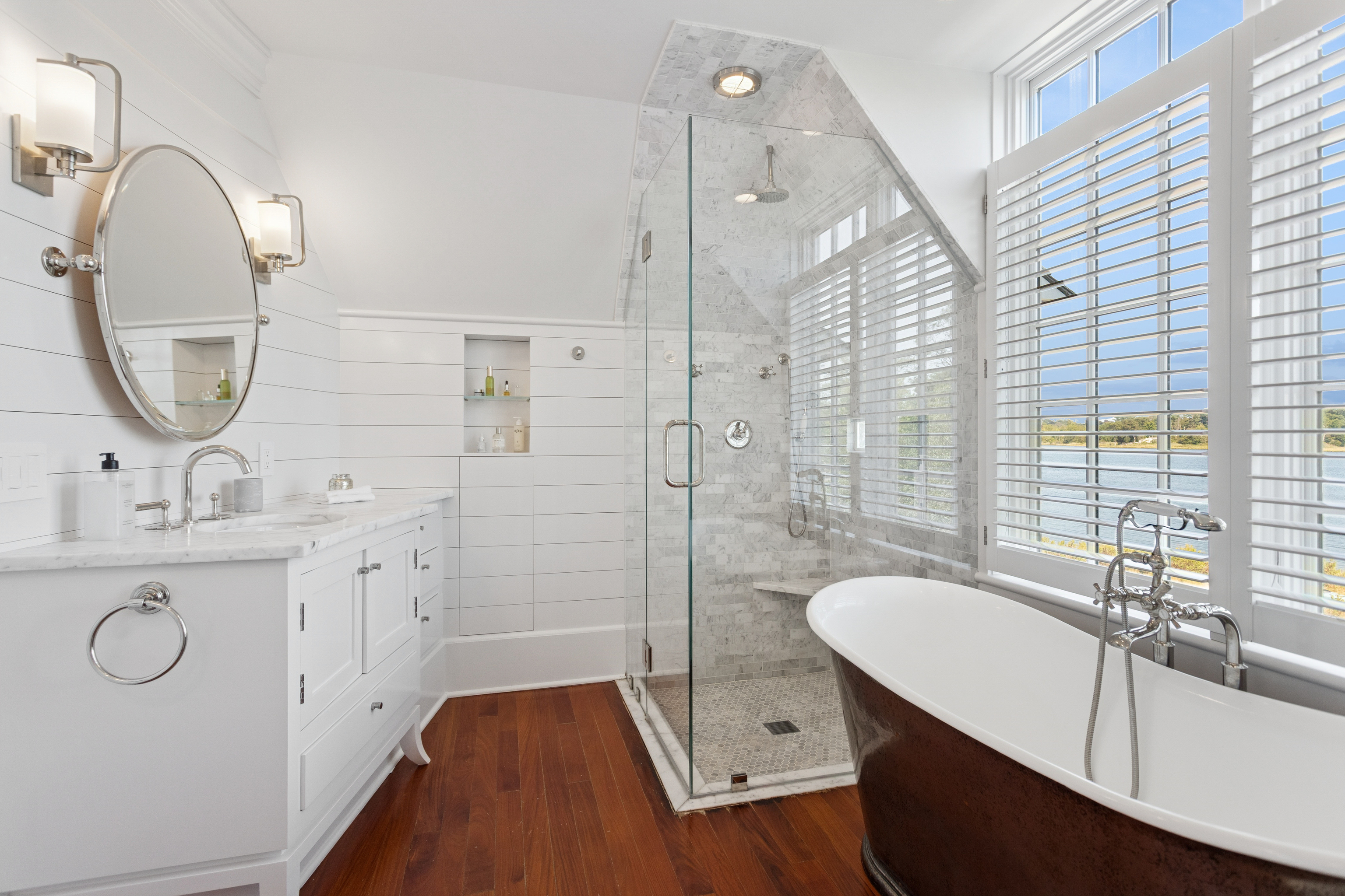 32 Edgewater Hillside