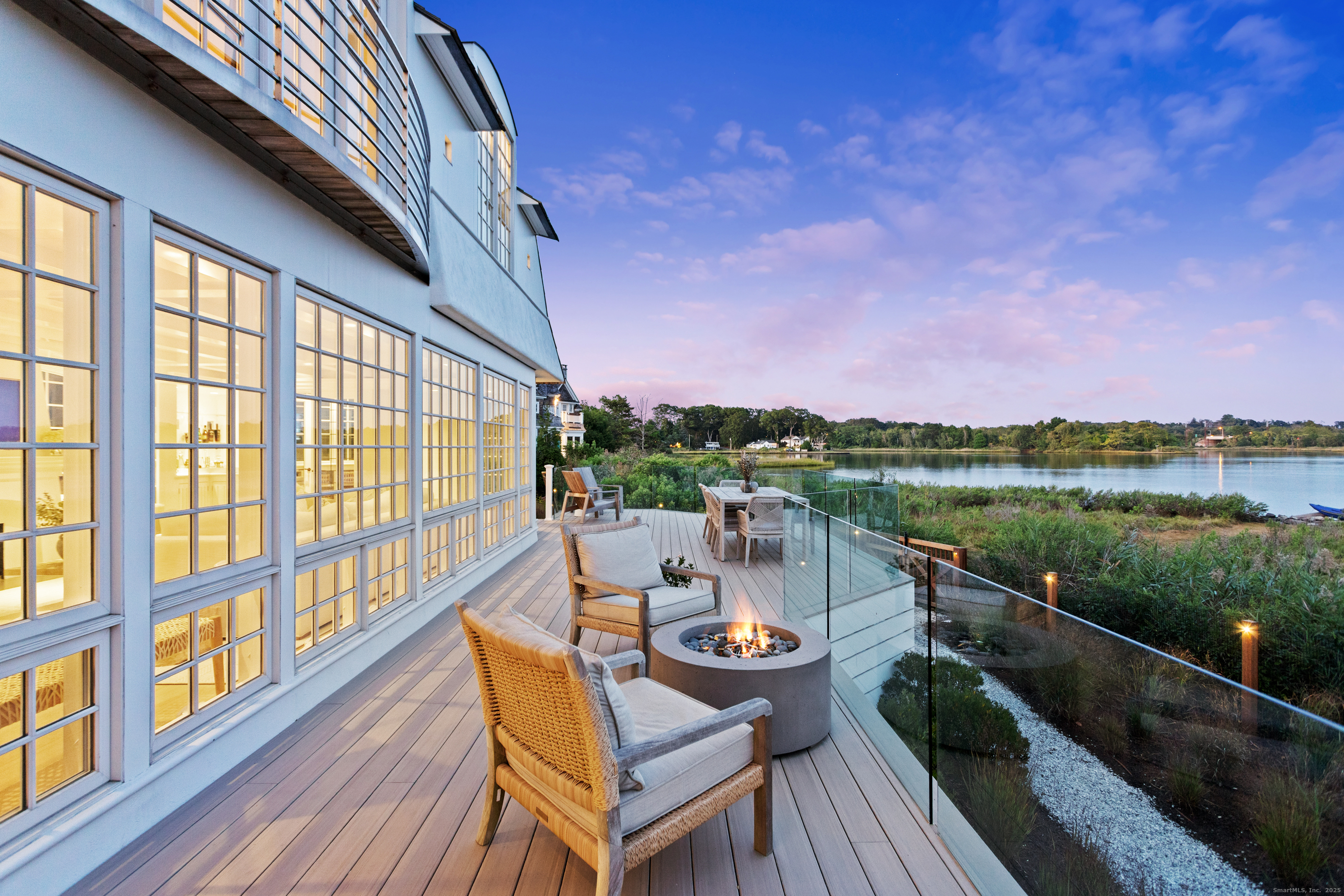 32 Edgewater Hillside