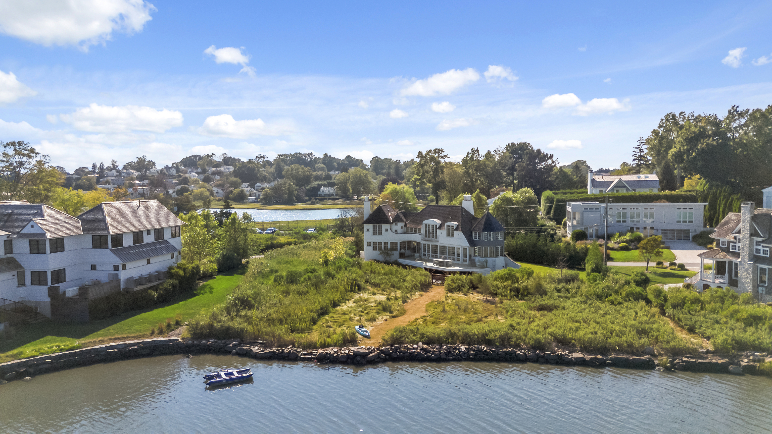 32 Edgewater Hillside