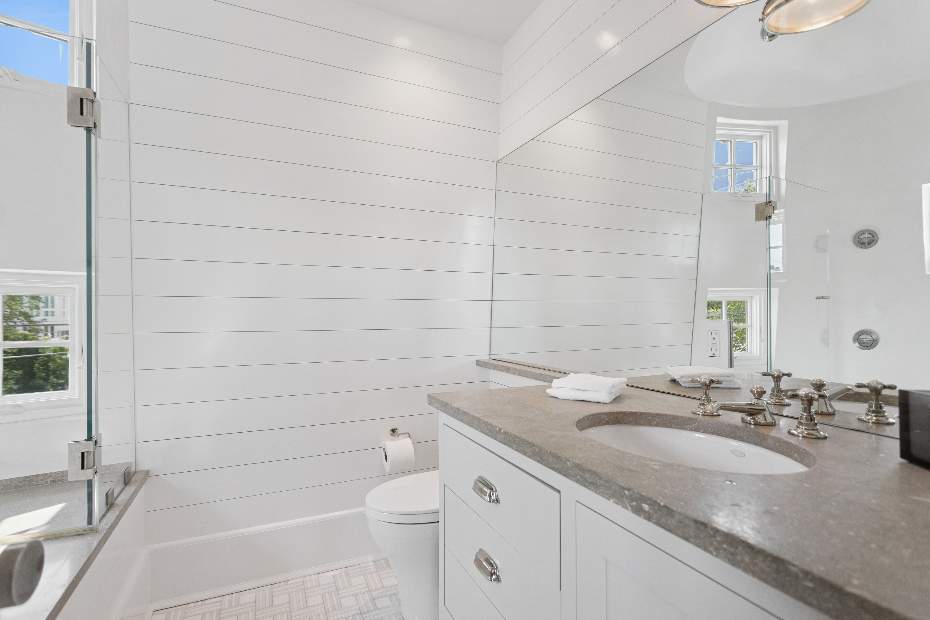 32 Edgewater Hillside