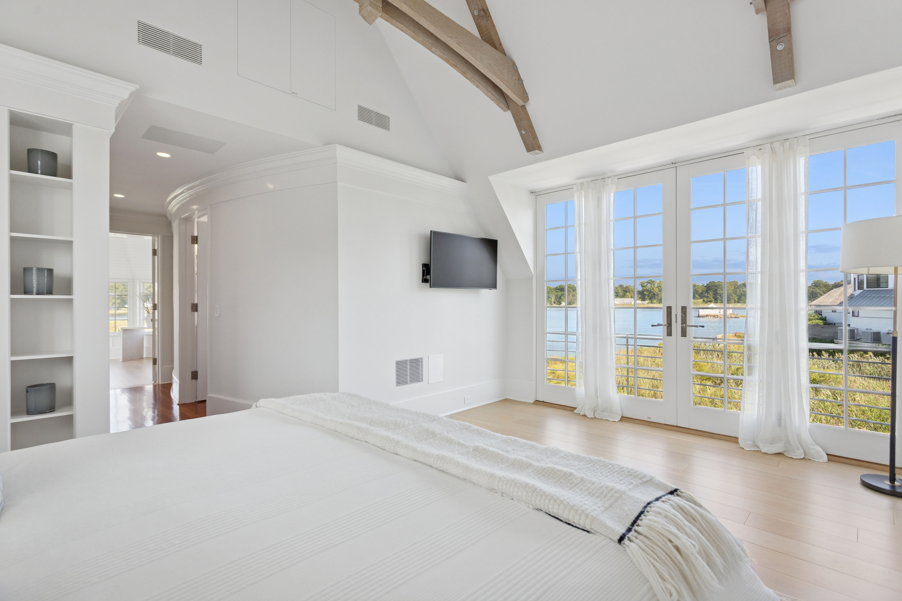 32 Edgewater Hillside