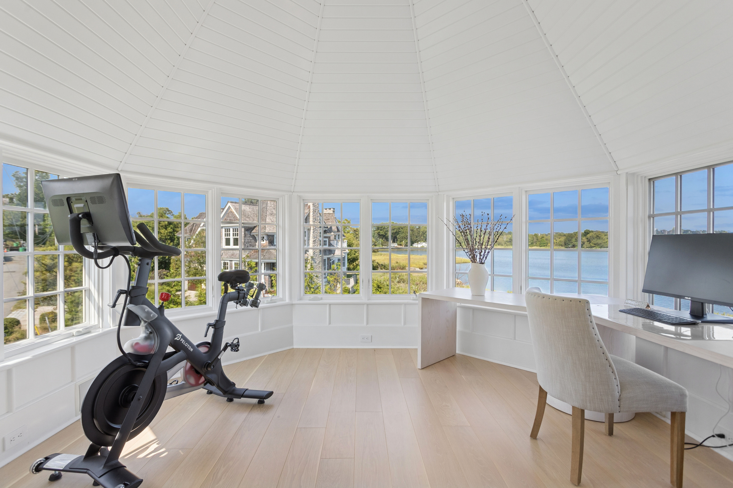 32 Edgewater Hillside