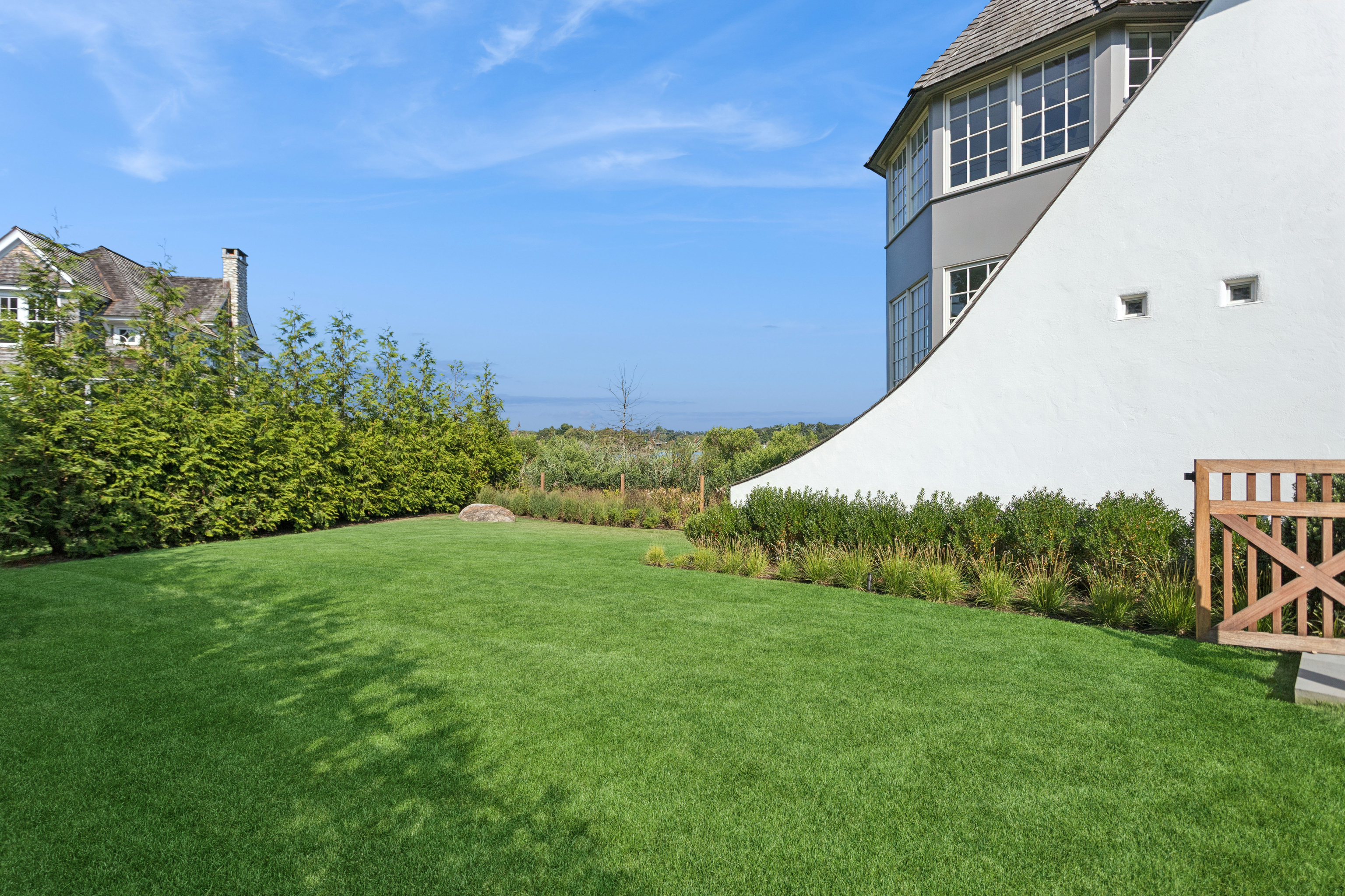 32 Edgewater Hillside