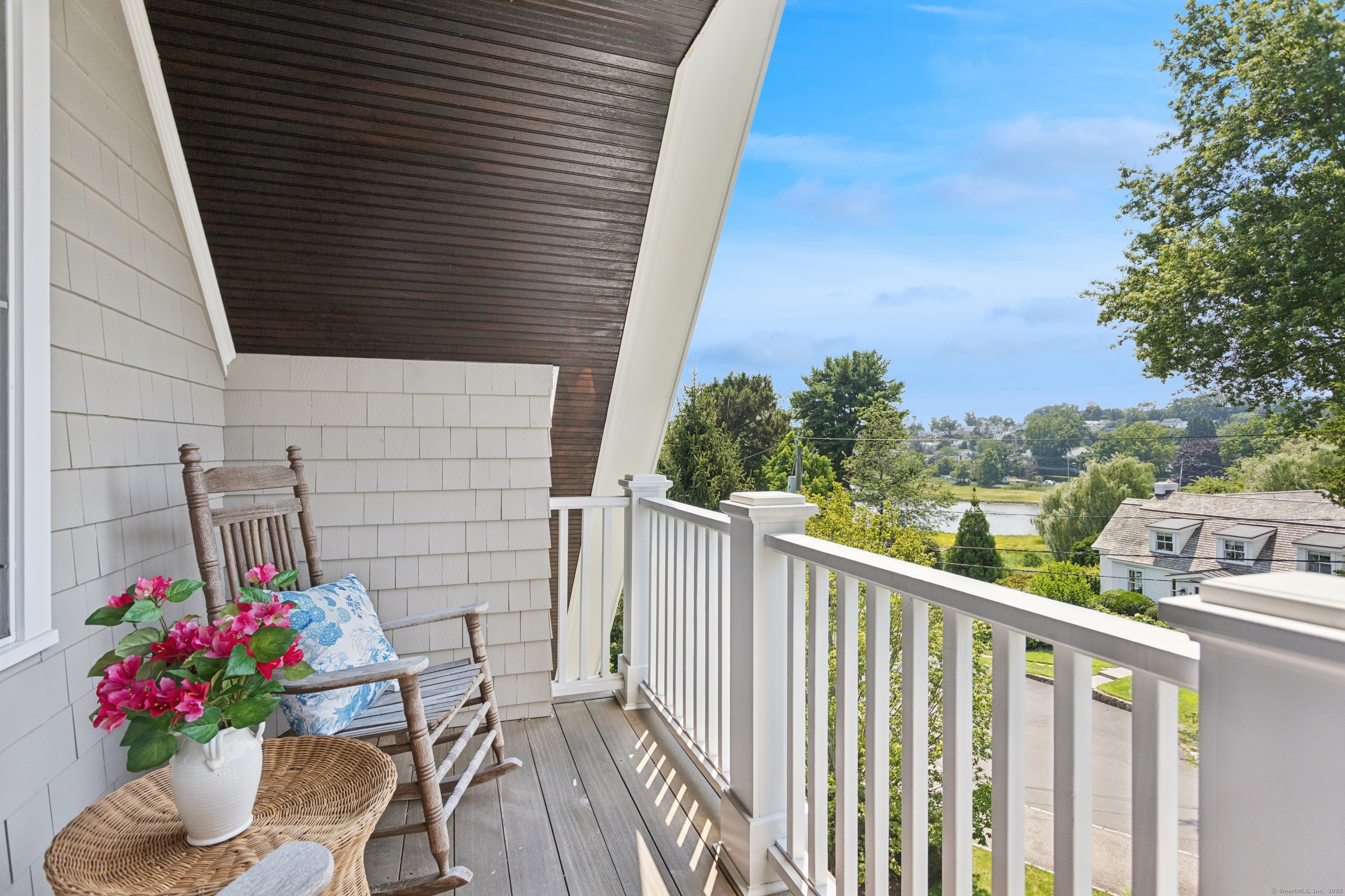 11 Edgewater Hillside