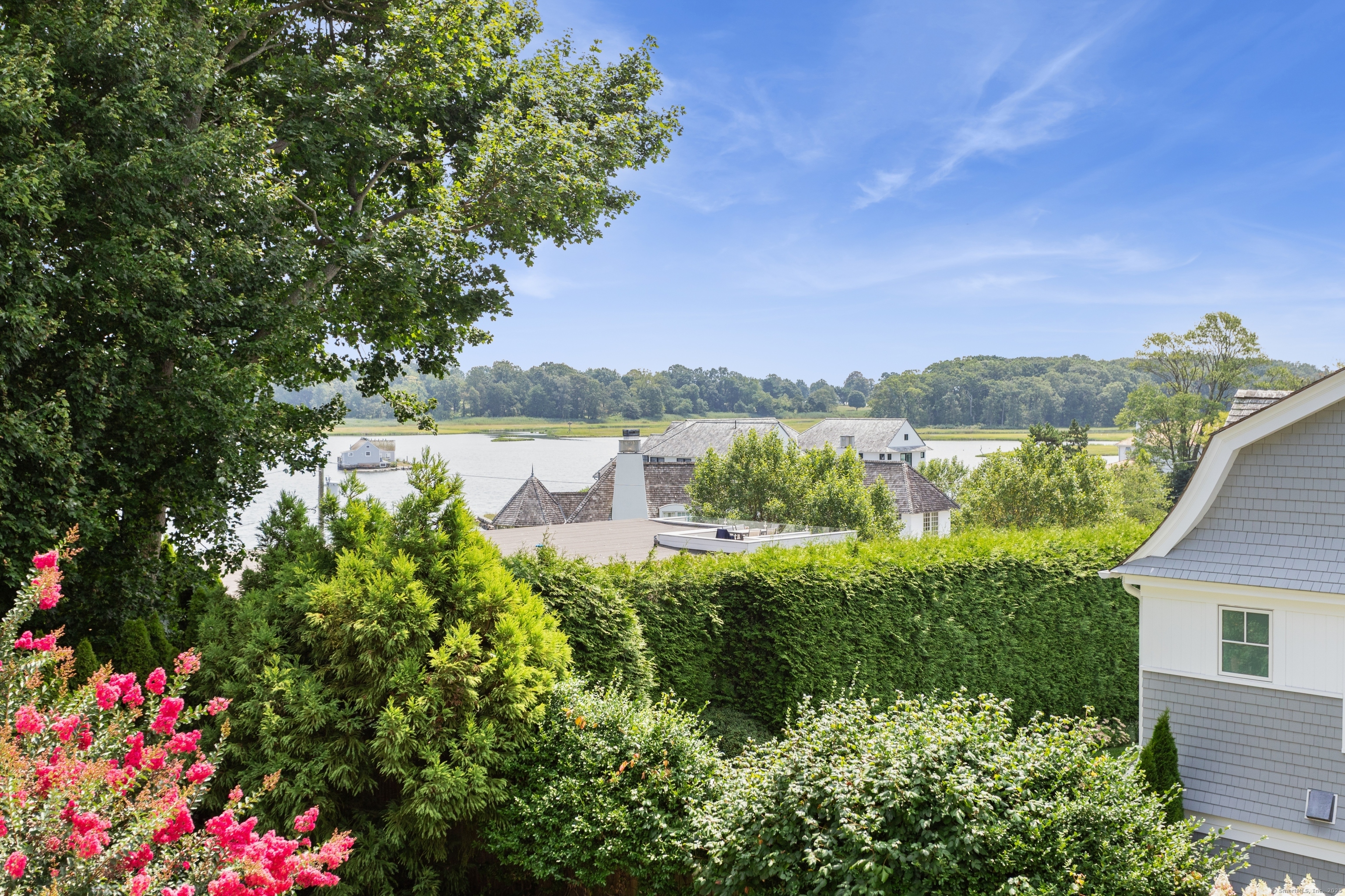 11 Edgewater Hillside