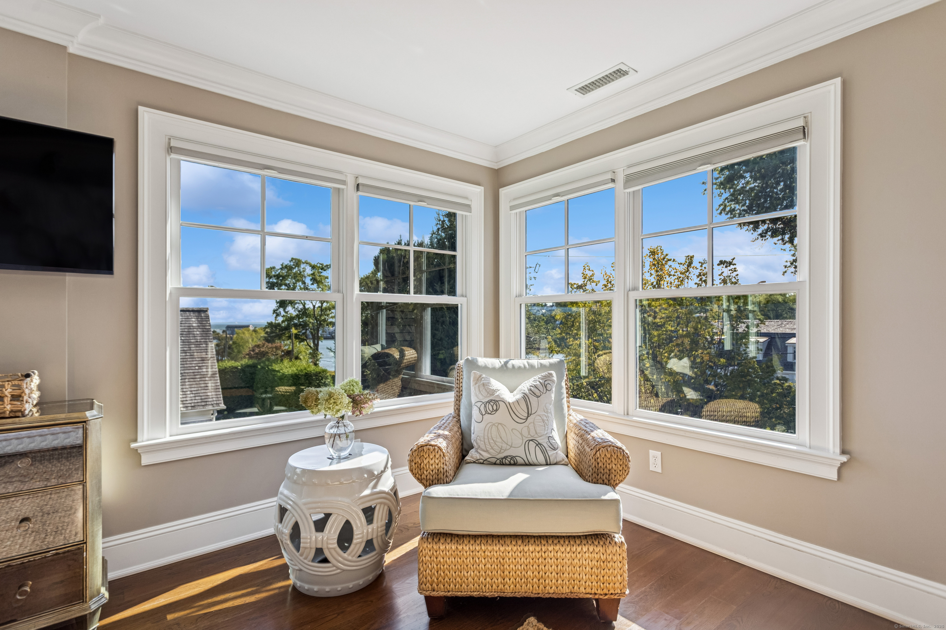 11 Edgewater Hillside