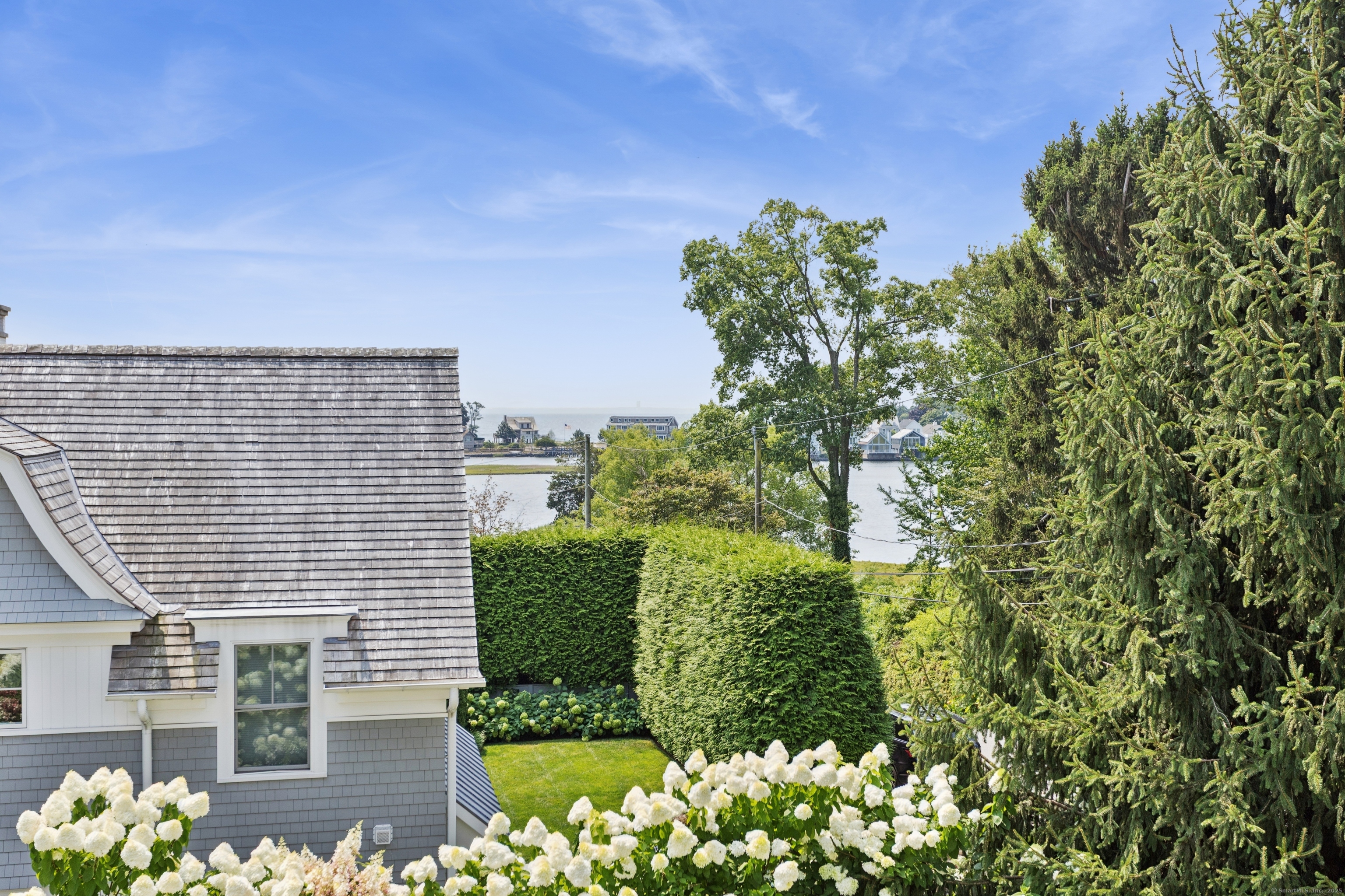 11 Edgewater Hillside