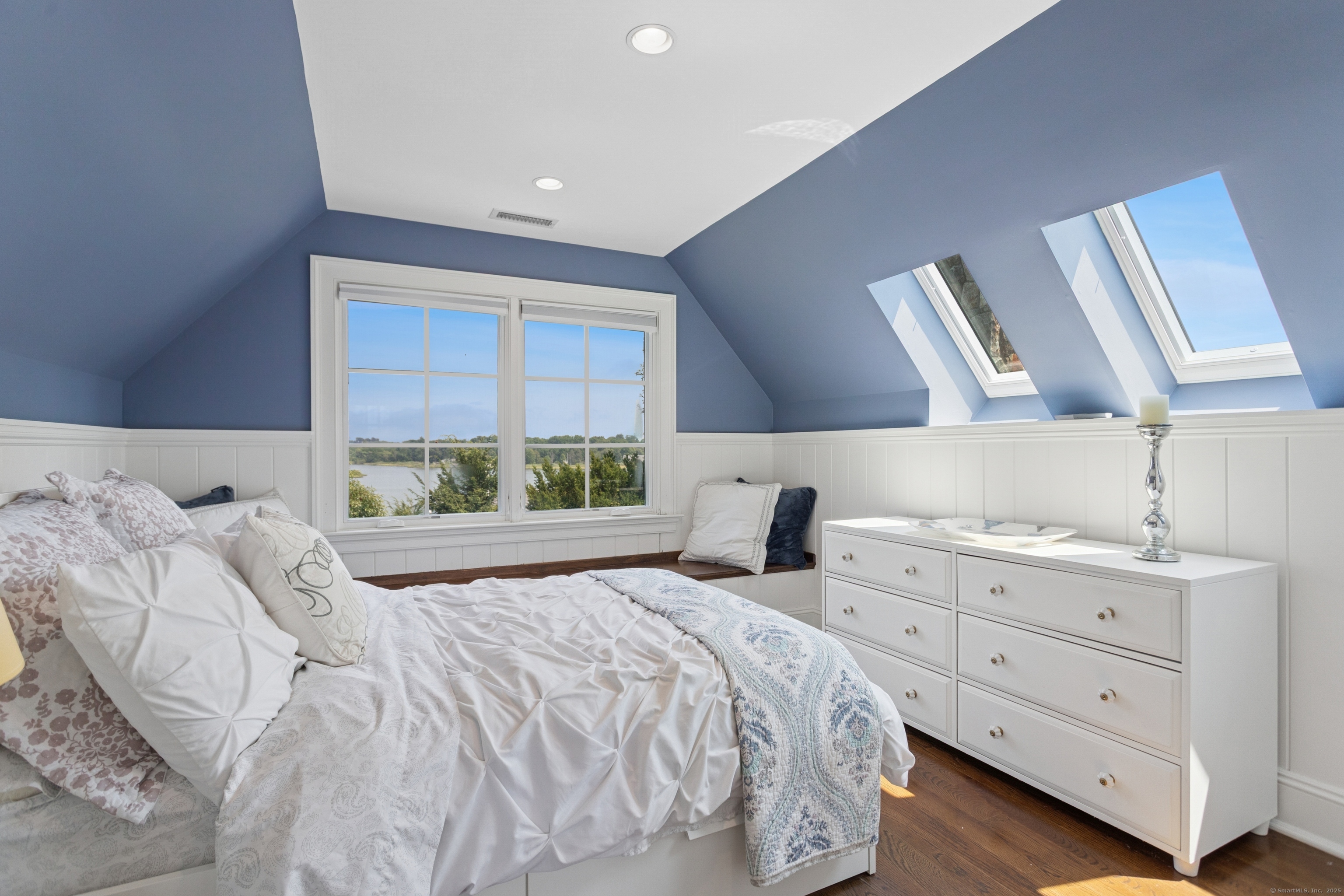 11 Edgewater Hillside