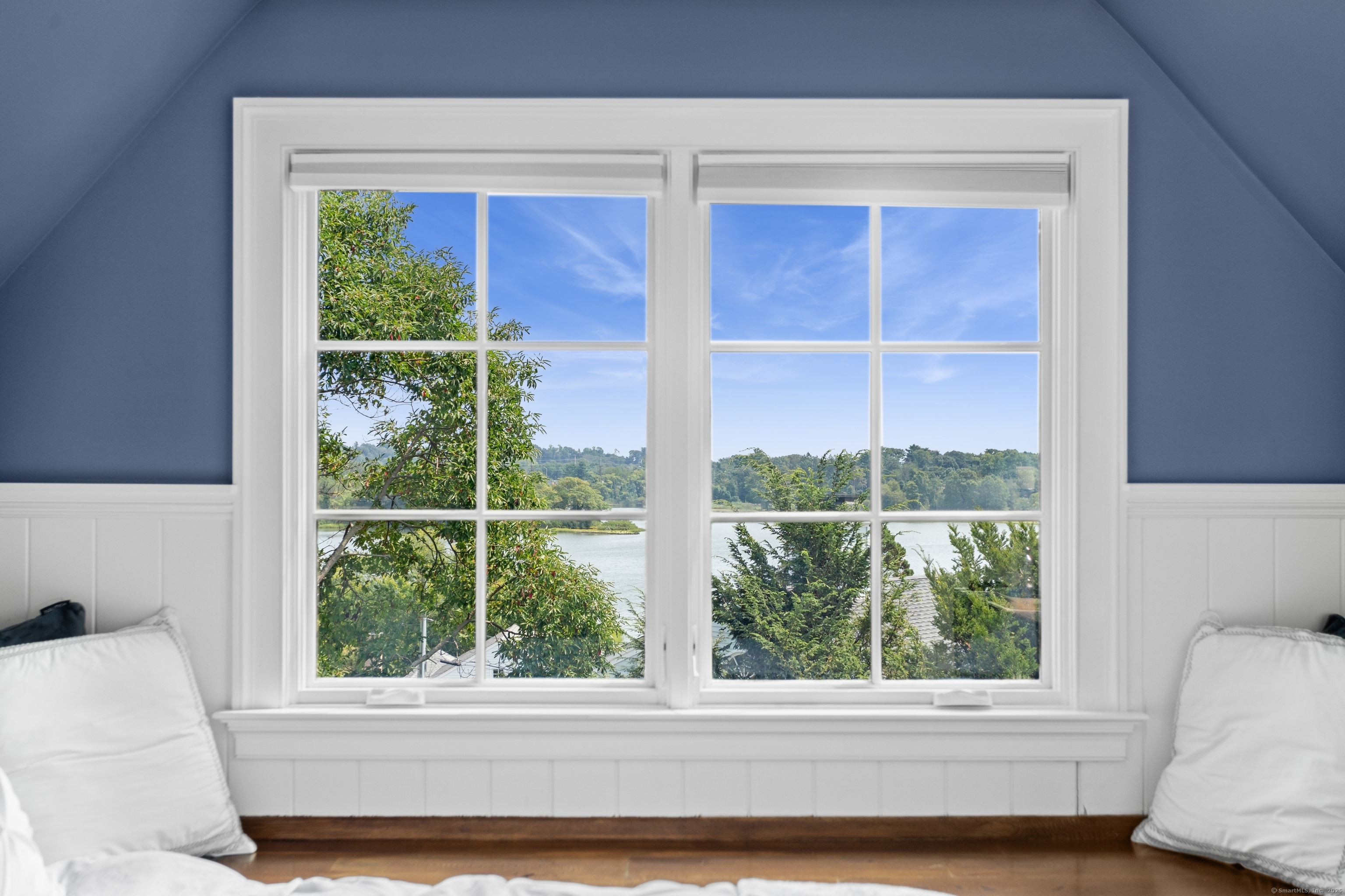 11 Edgewater Hillside