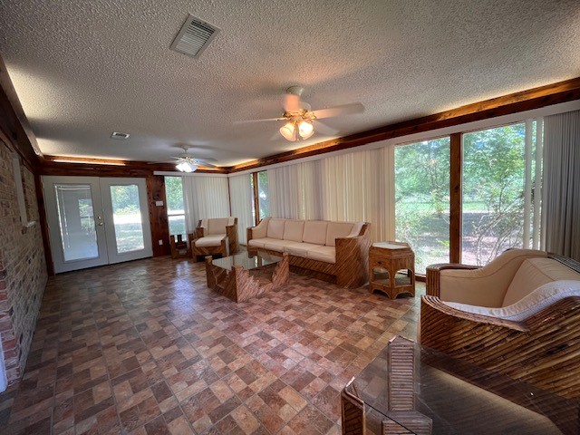 180 Nacogdoches St.