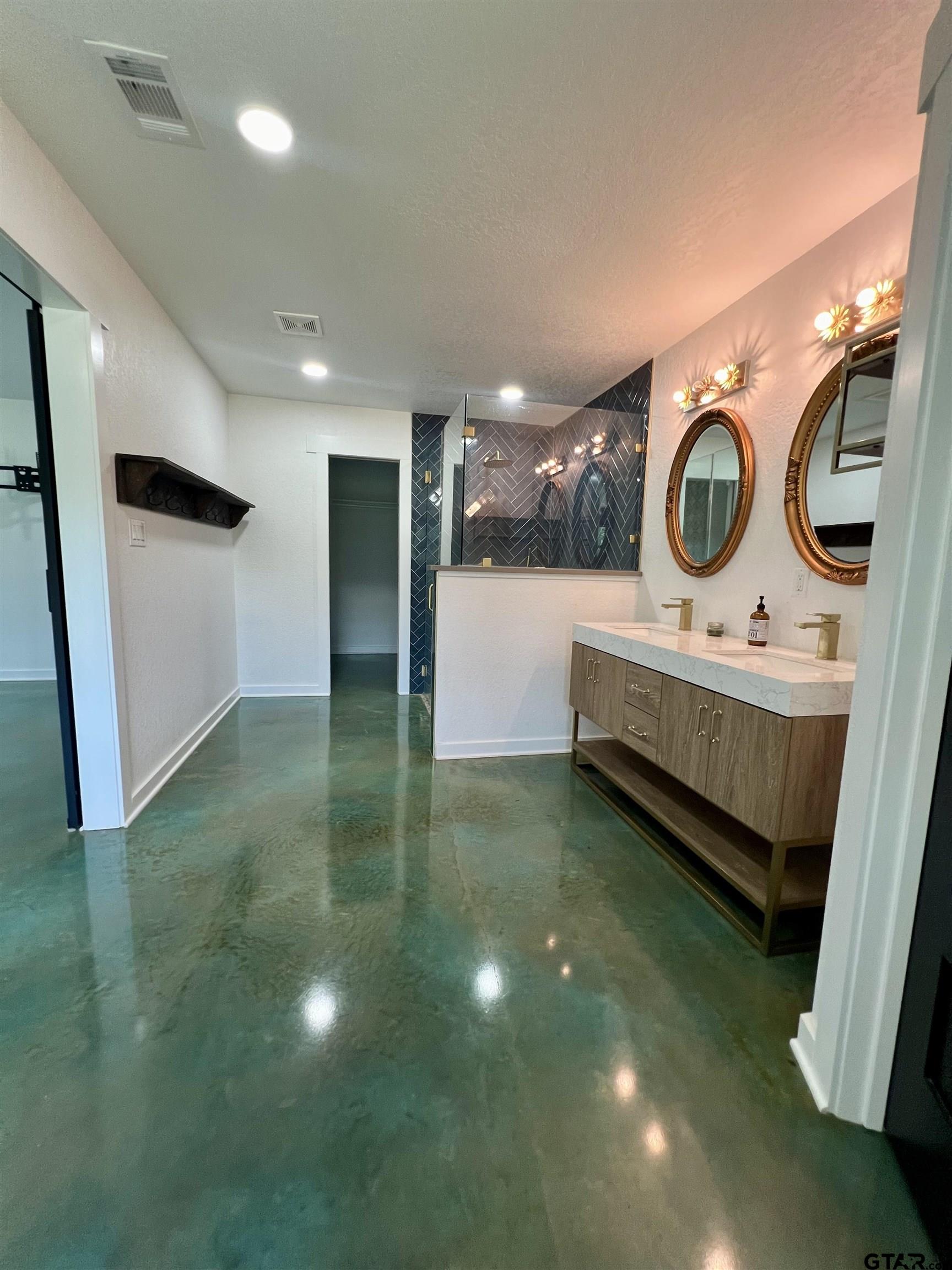 2215 Evergreen