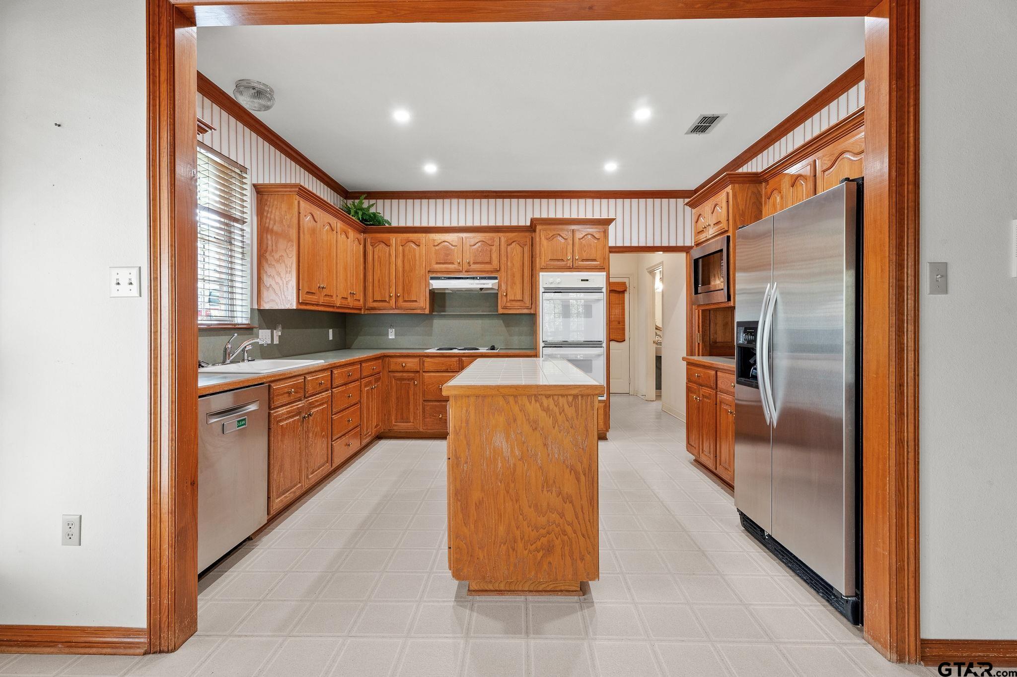 1230 Waterford Ct