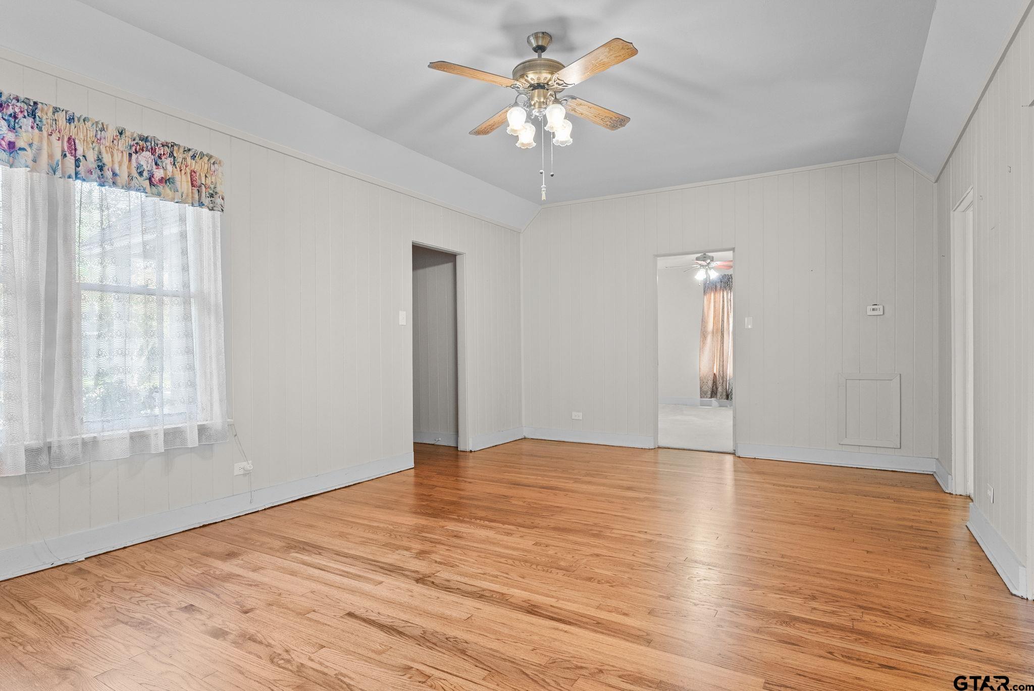 526 W 6th St