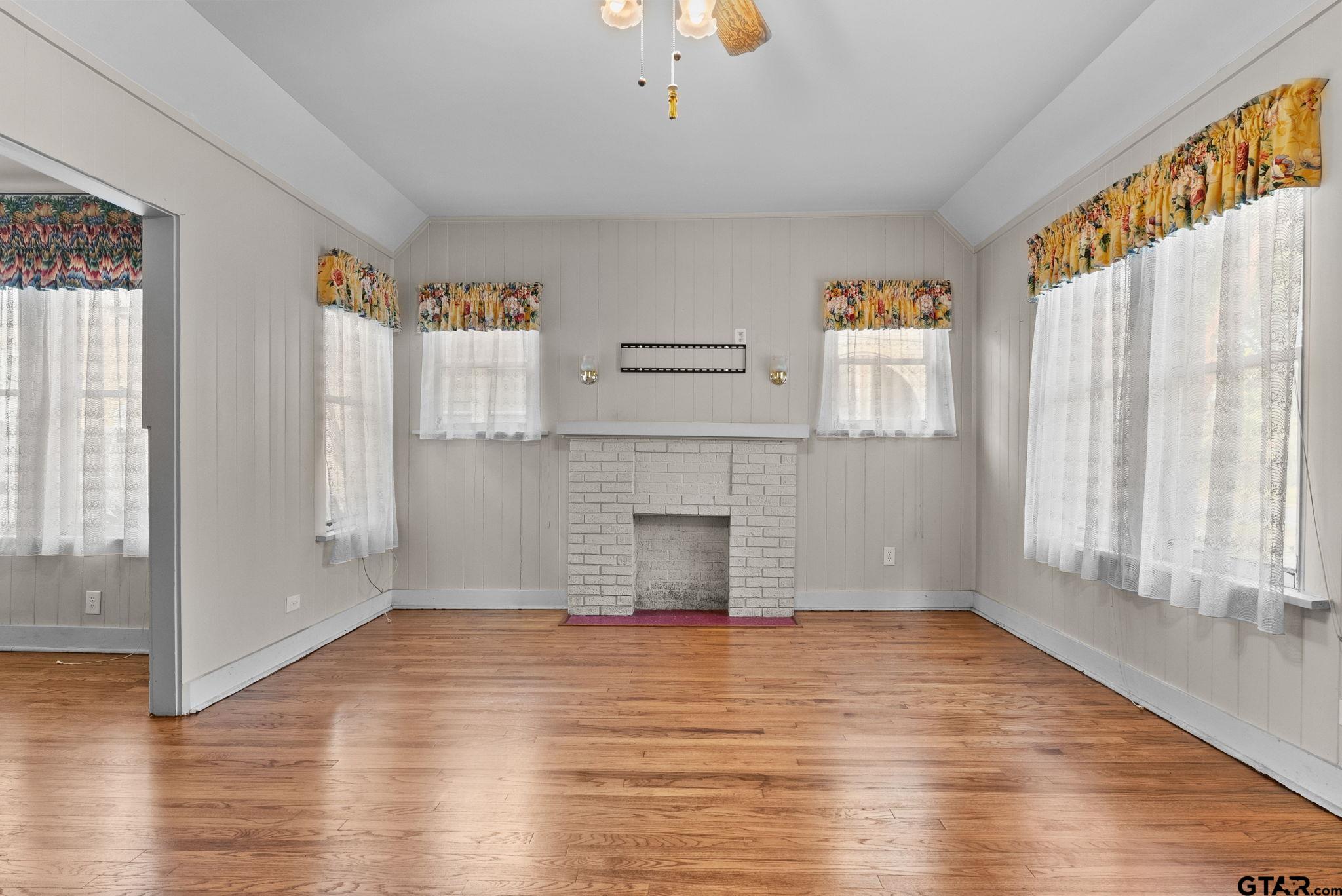 526 W 6th St