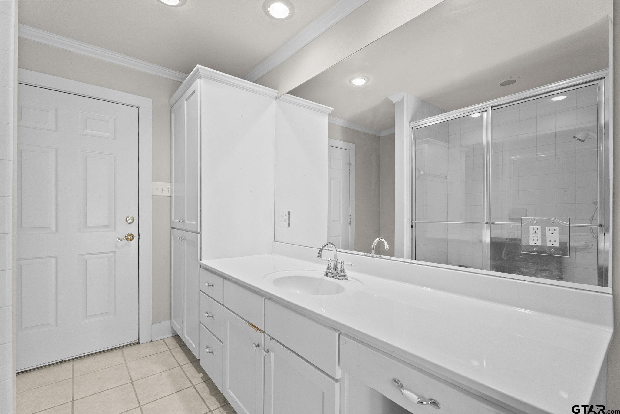 526 W 6th St