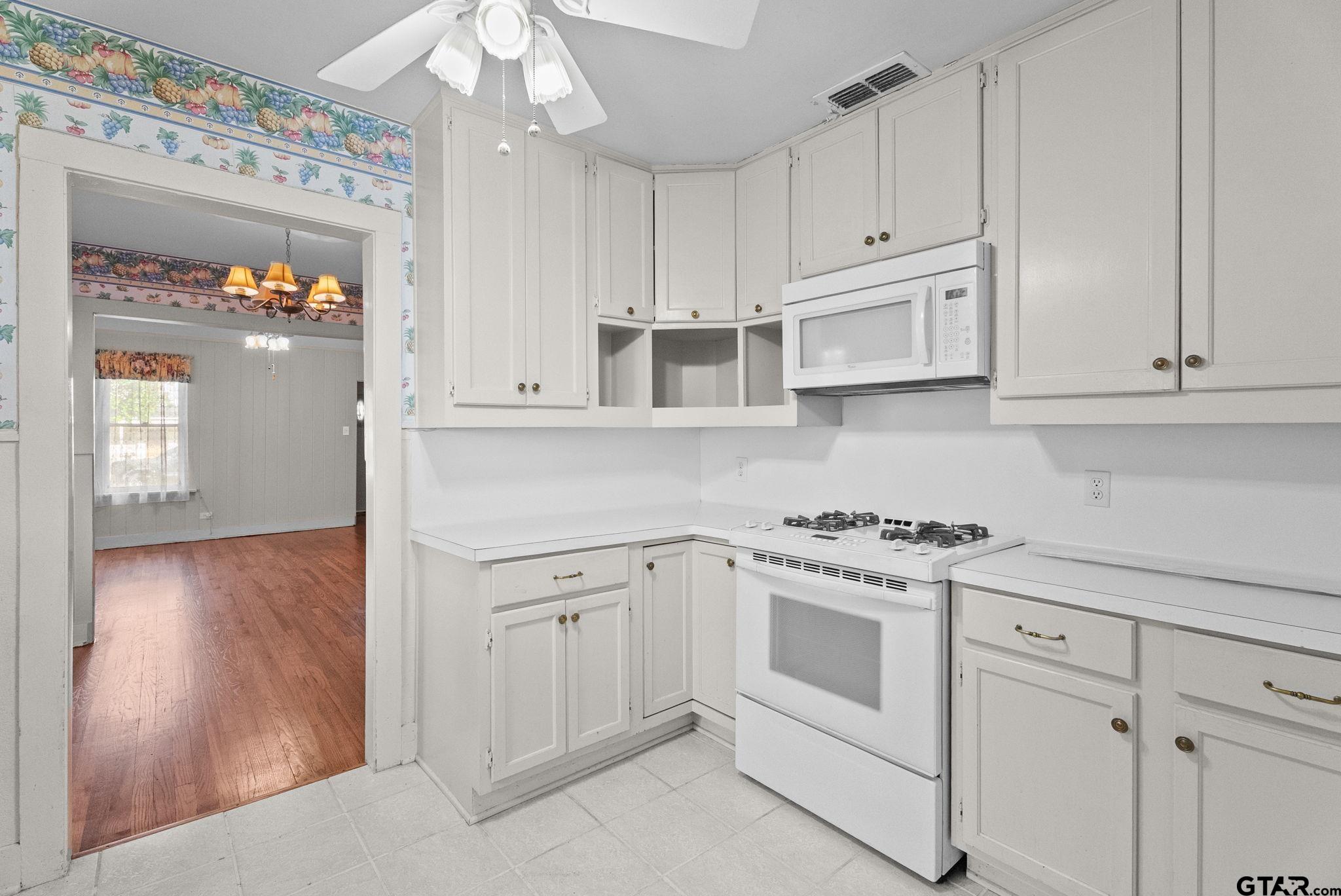 526 W 6th St