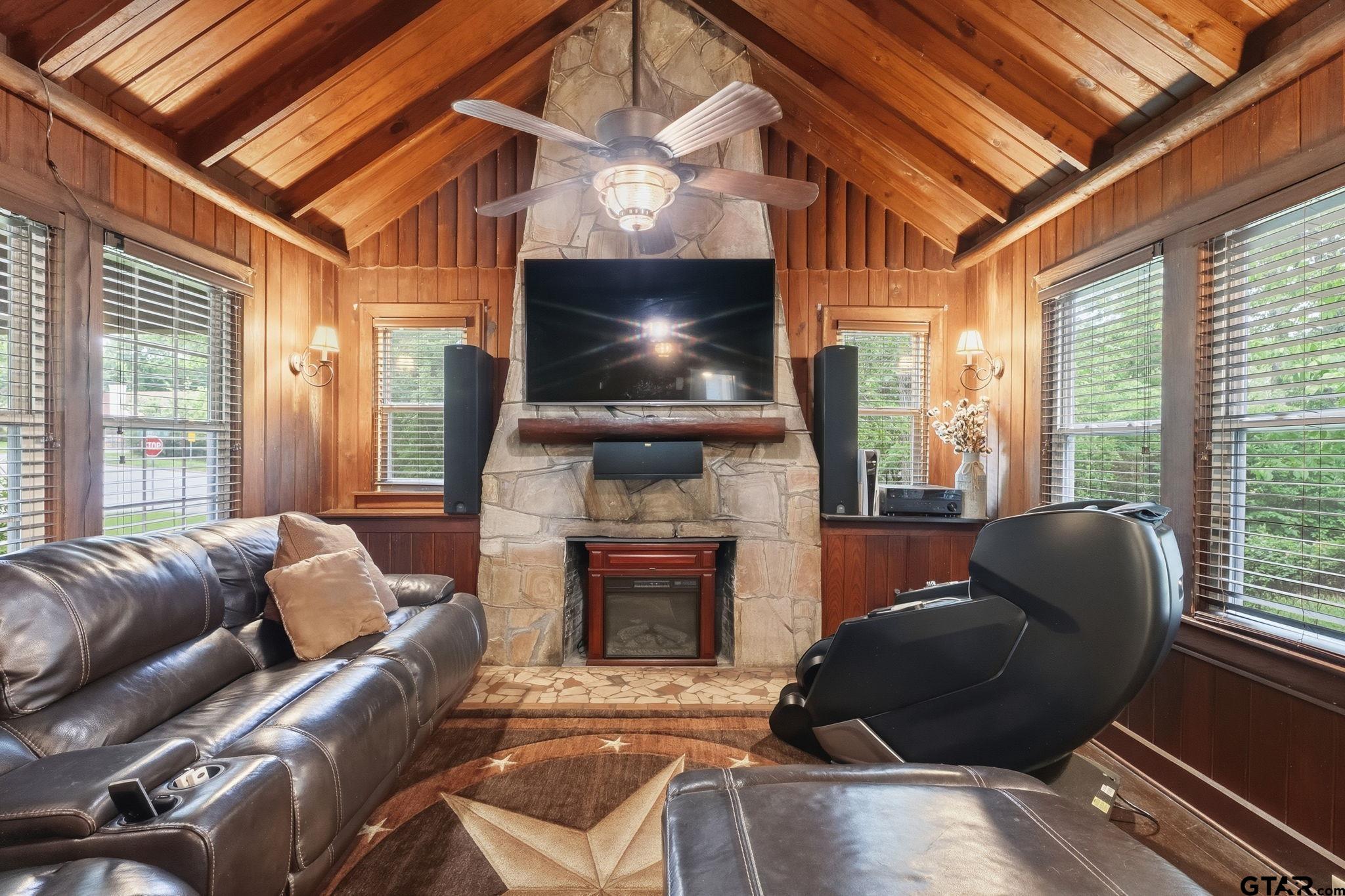 1011 W Rusk