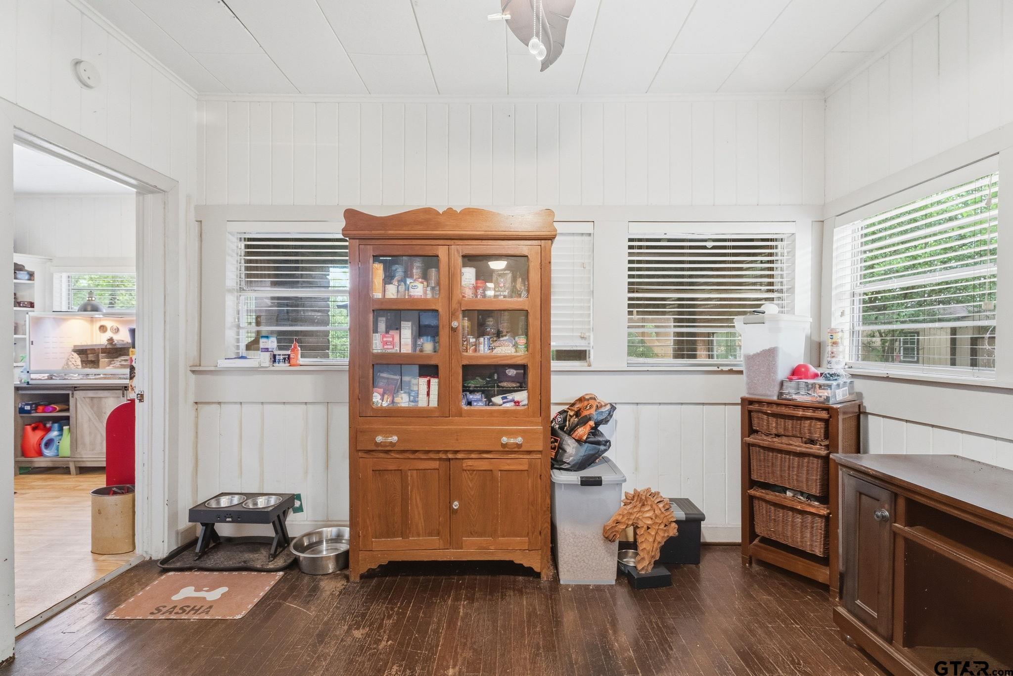 1011 W Rusk