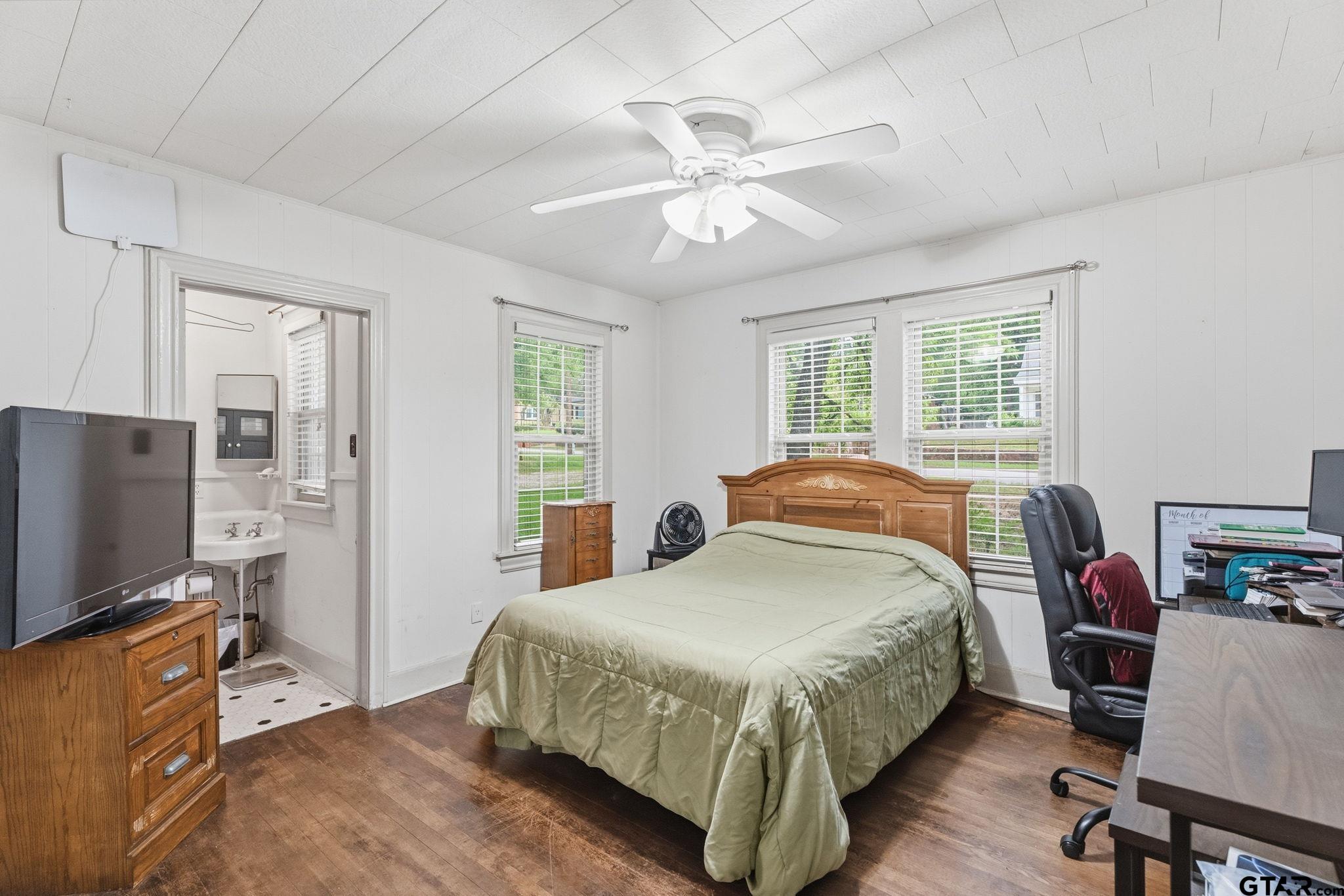 1011 W Rusk