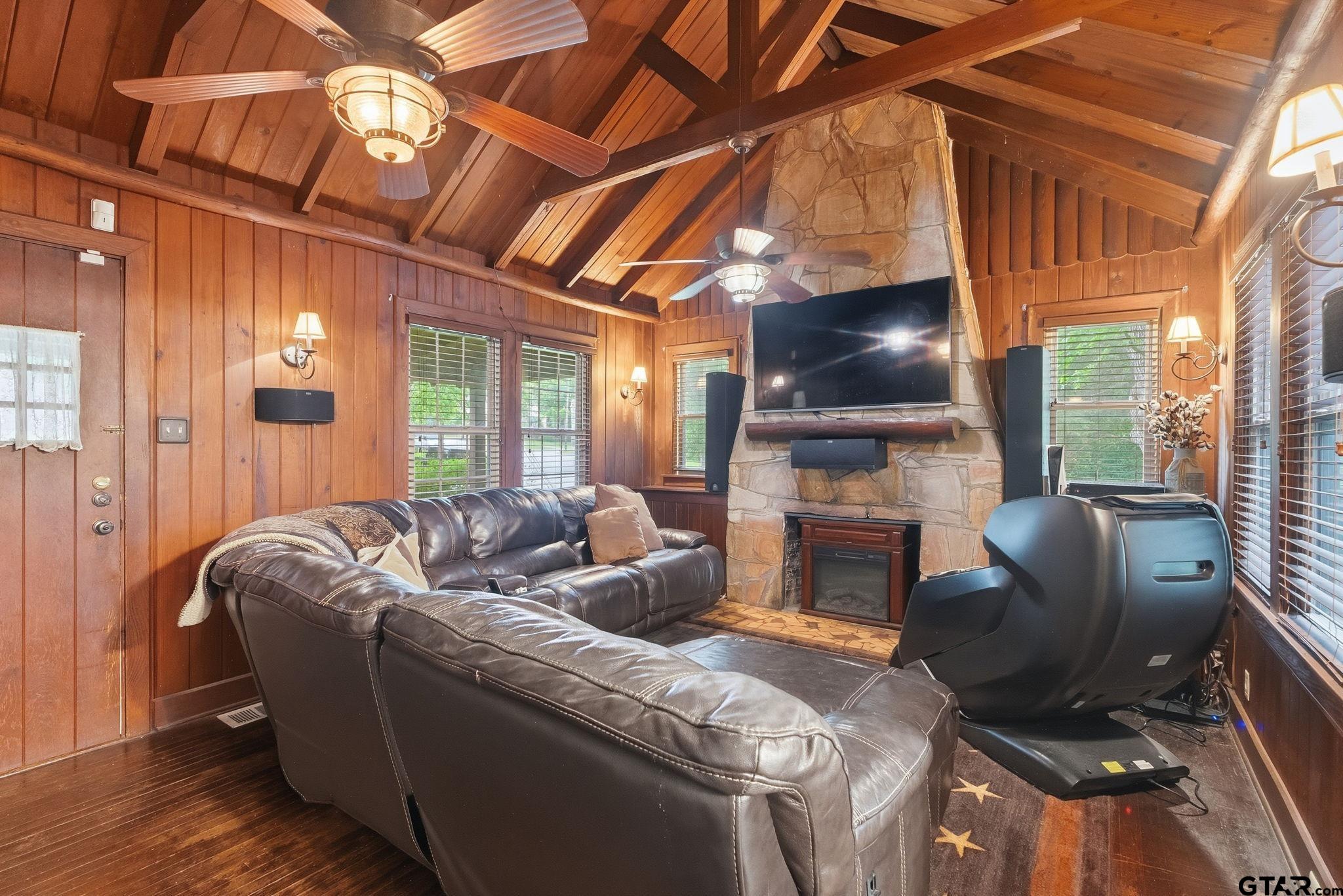 1011 W Rusk