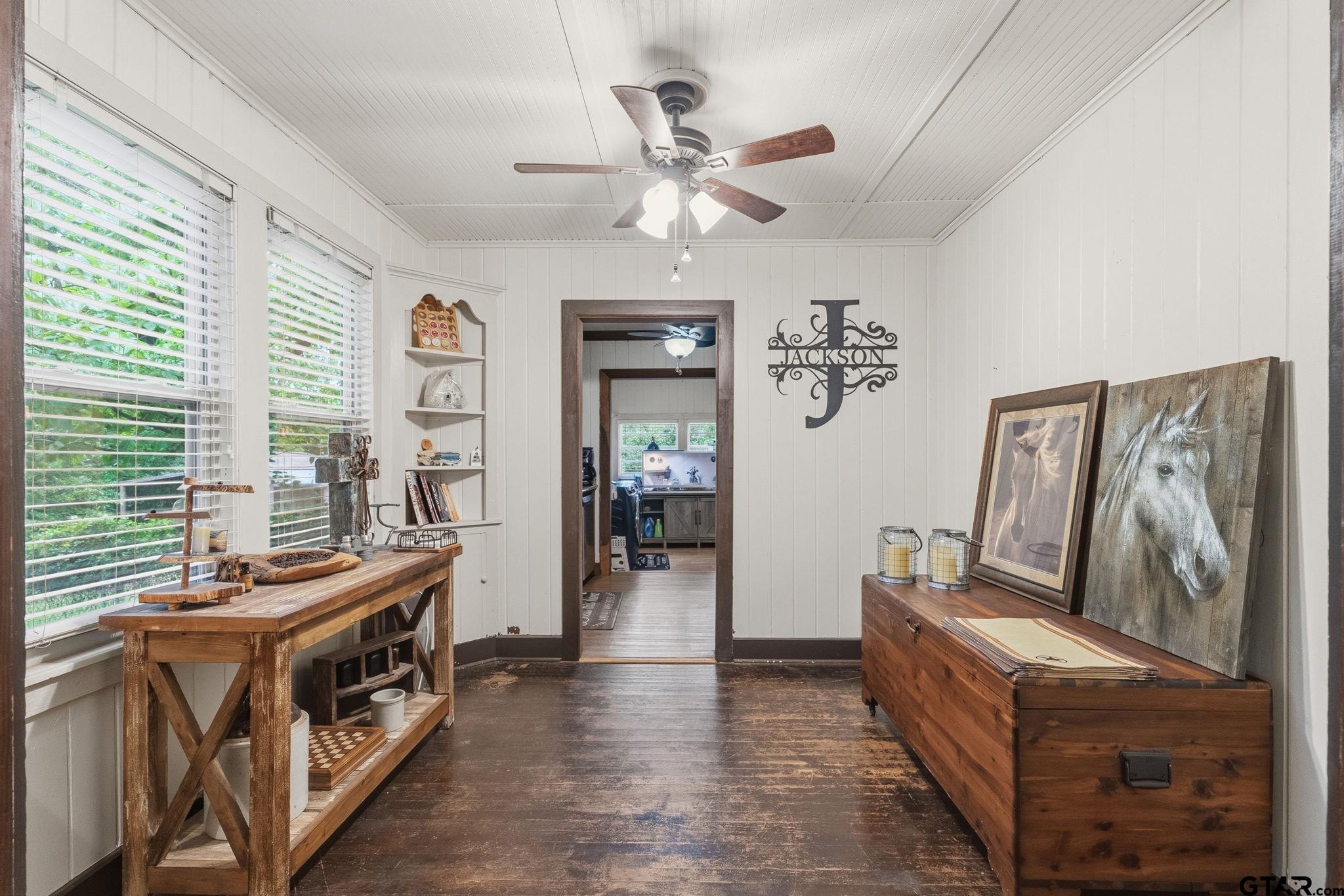 1011 W Rusk
