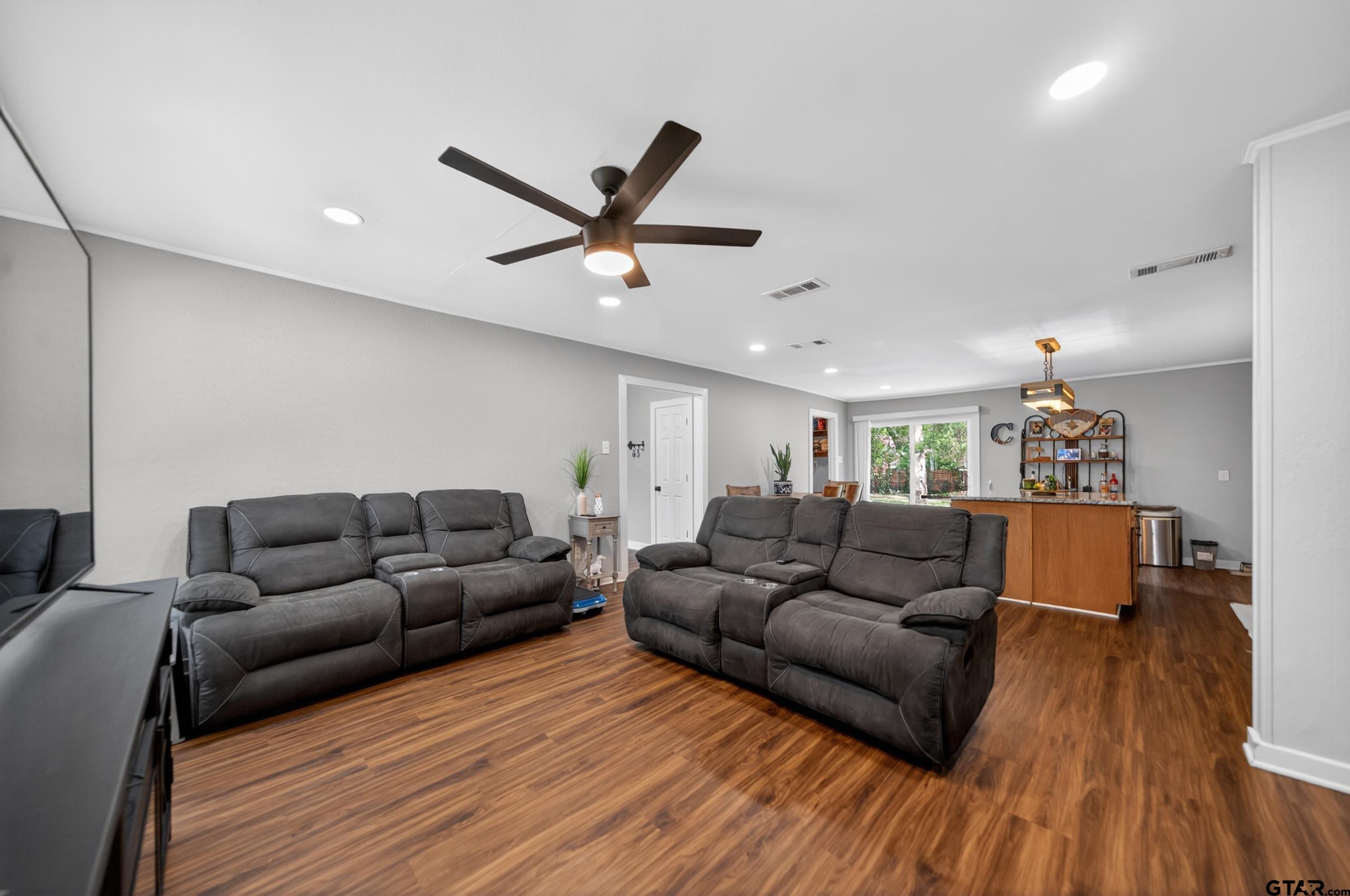 614 Colonial Dr