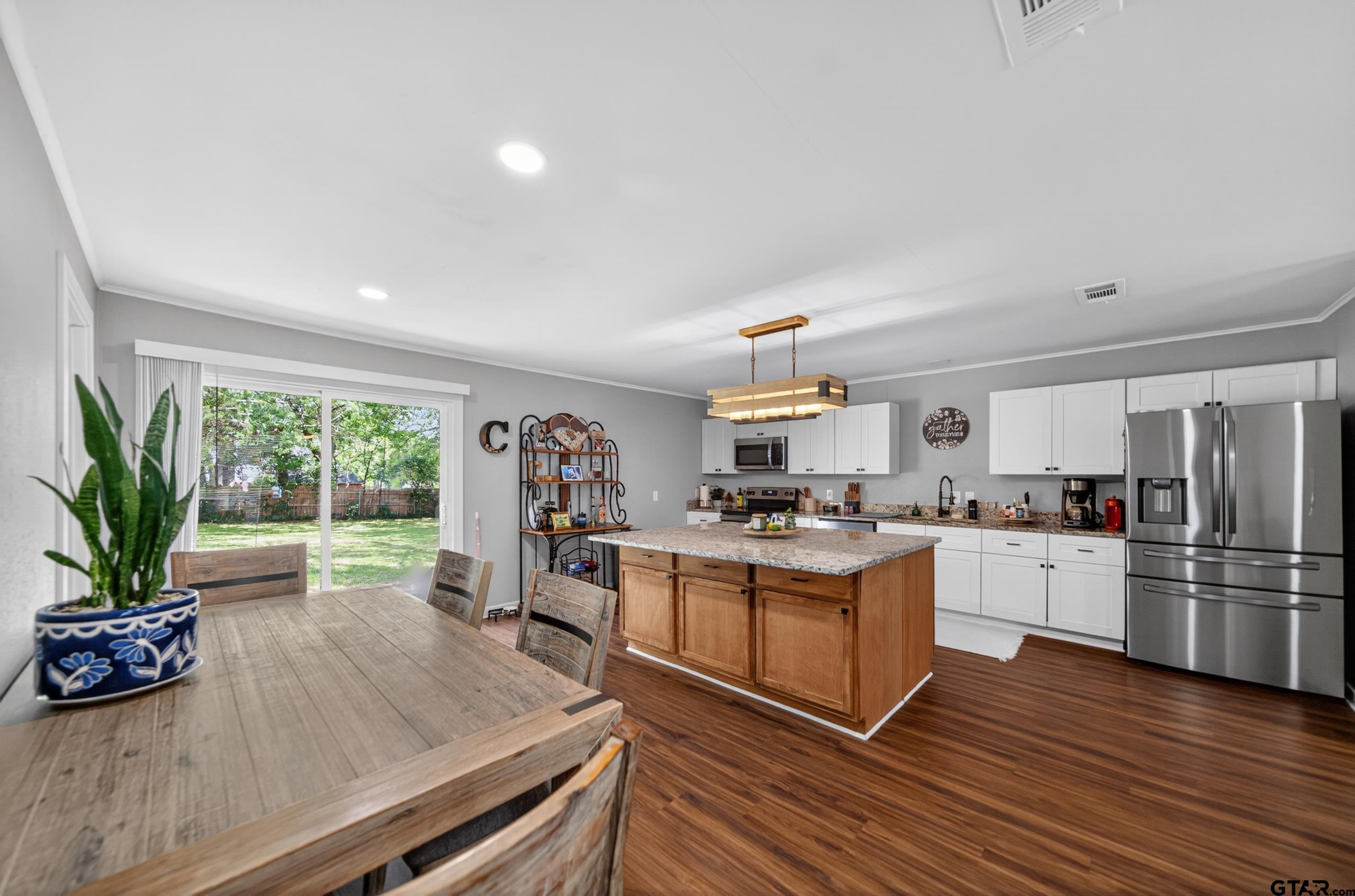 614 Colonial Dr