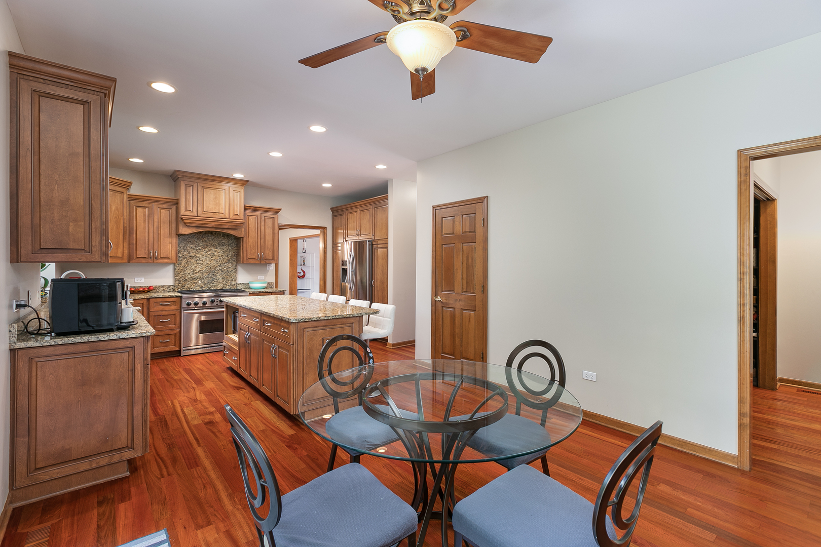 23W250 Hampton Circle