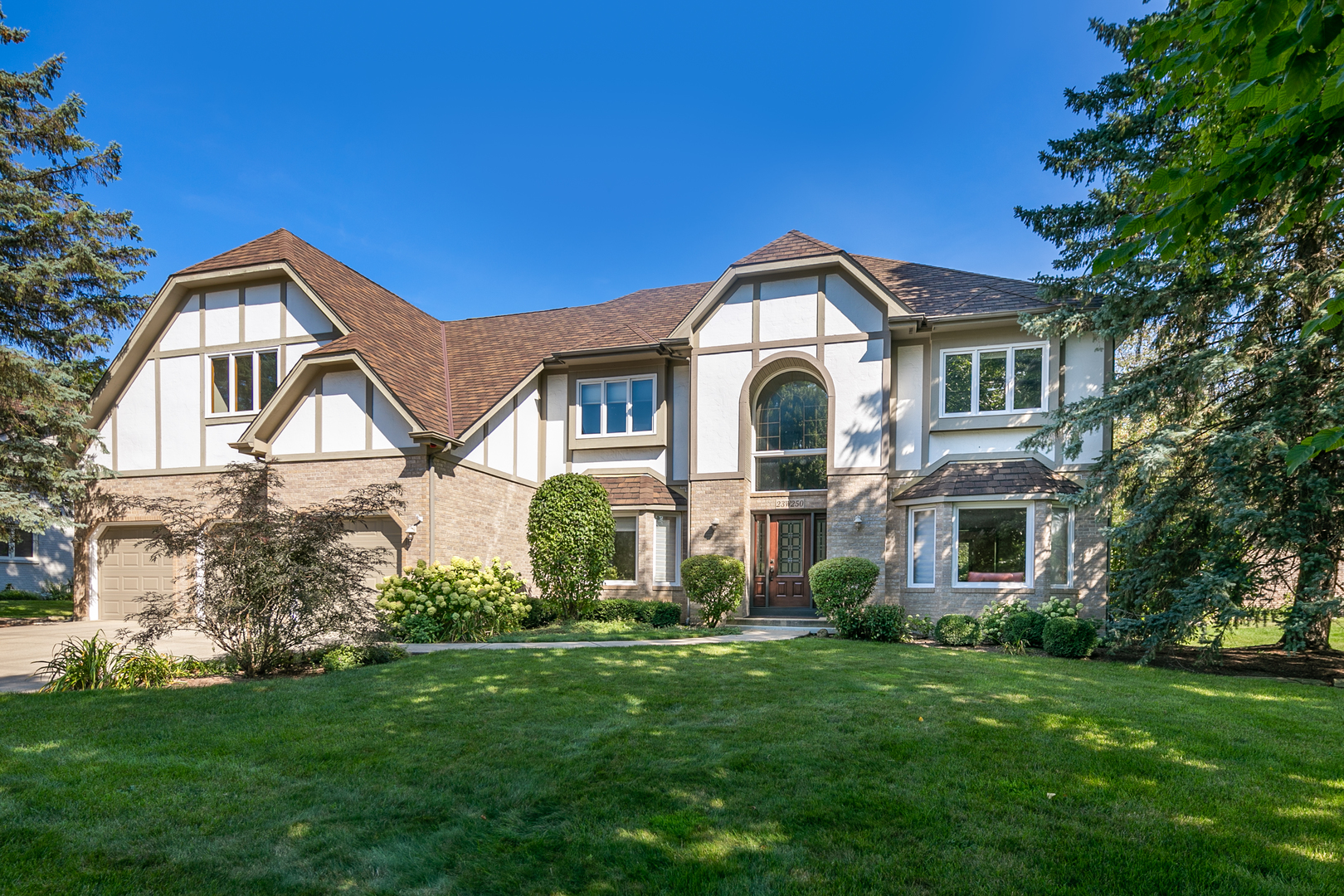 23W250 Hampton Circle