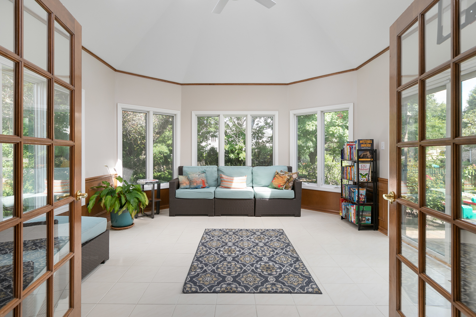 23W250 Hampton Circle