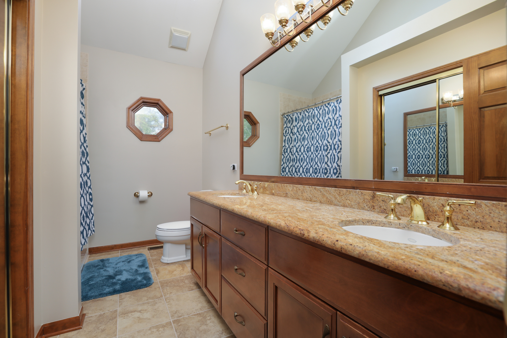 23W250 Hampton Circle