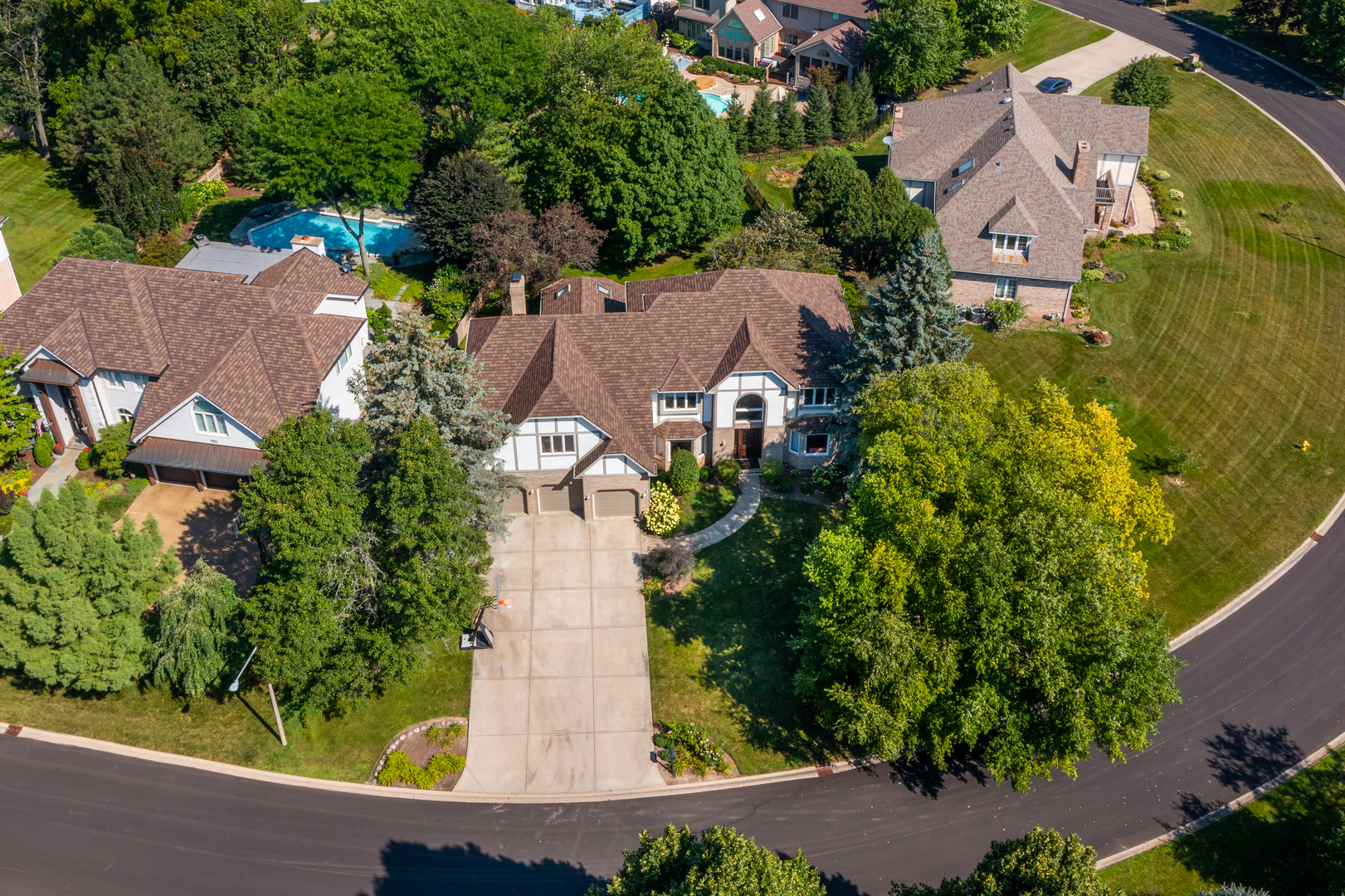 23W250 Hampton Circle