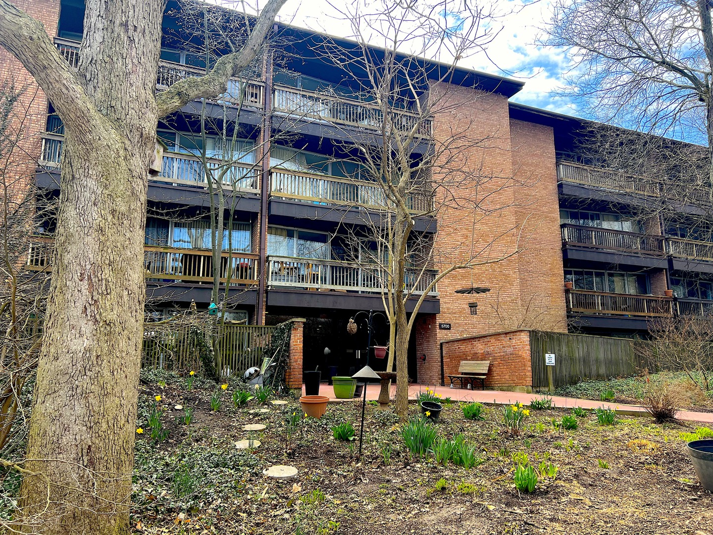 5700 HILLCREST Lane Unit: 4C