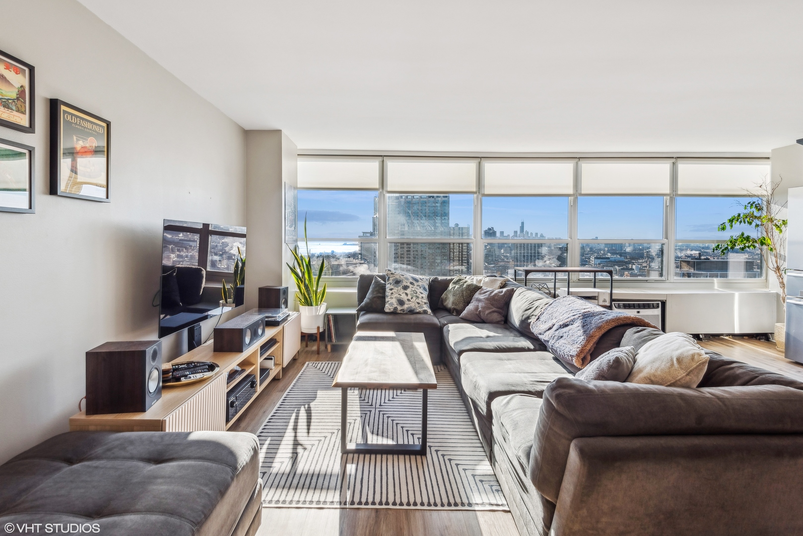 3550 N Lake Shore Drive Unit: 2504