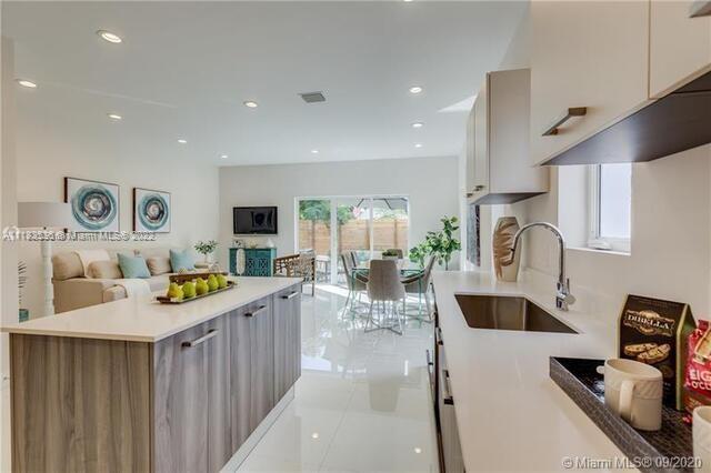 692 NE 43rd St Unit: 692