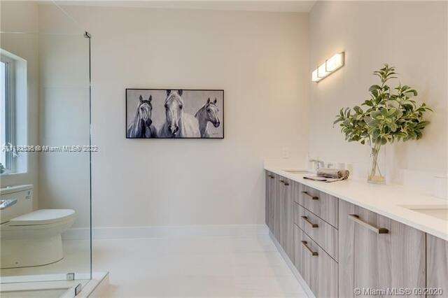 692 NE 43rd St Unit: 692
